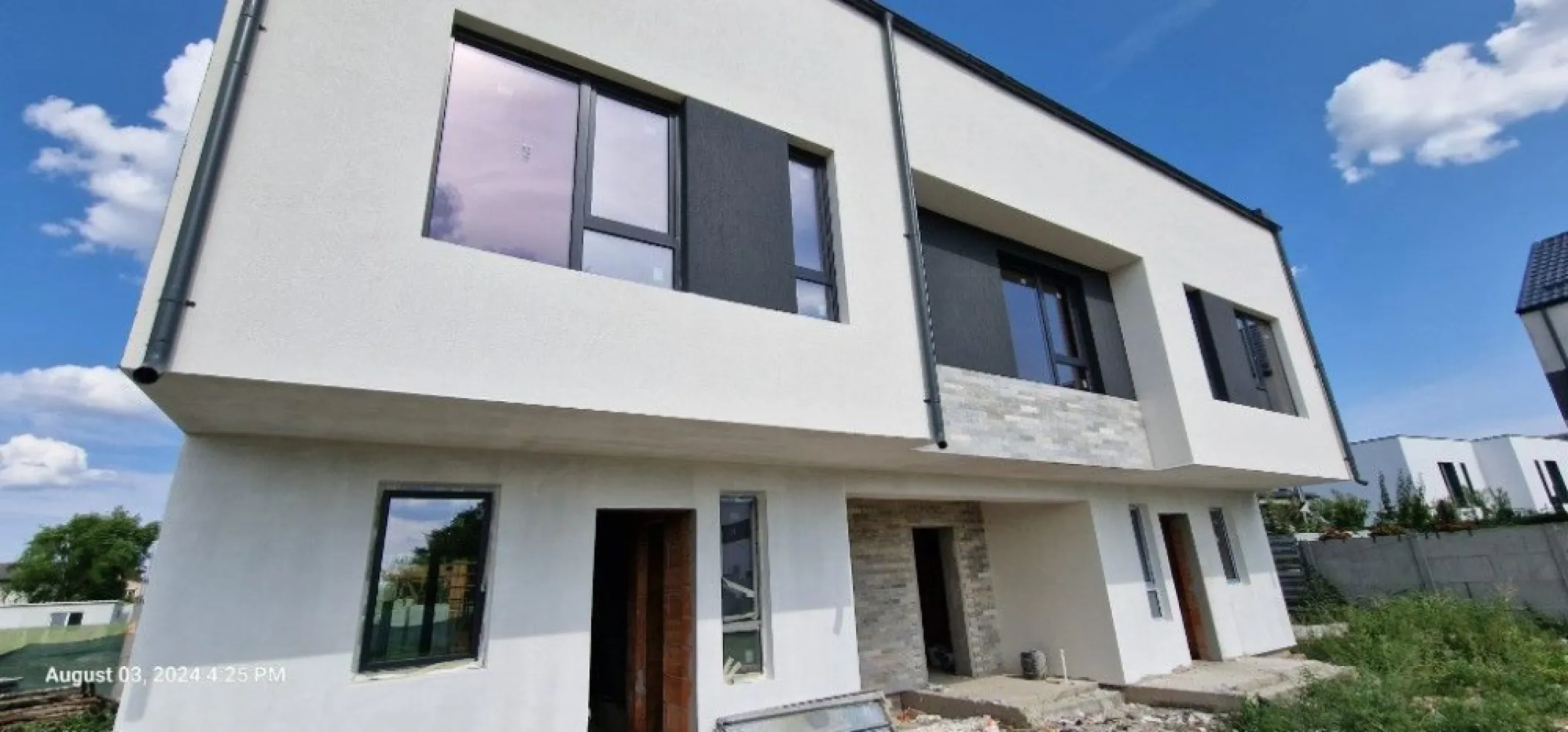 Vile Otopeni-triplex: 110 mp utili + 100 mp gradina- comison 0 - DEZVOLTATOR IMOBILIAR - otopeni-rezidential.ro - vanzare vile Otopeni- cartier privat (inchis) - pret 160.000 euro + tva
> tip triplex - 4 camere + 3 grupuri sanitare: 109 mp utili (120 mp construiti) +100 mp gradina / 10.9 mp tersasa - 2 locuri parcare:
> predare la cheie - centrala termica, 1 x aer conditionat, gresie + faianta, parchet, usi, obiecte sanitare;
> dispunere vila: parter - grup sanitar + hol + living si bucatarie, etaj 1 - grup sanitar + hol +2 x dormitoare, etaj 2 (mansarda) - gup sanitar + 1 x camera;
> complex de vile tip duplex si triplex privat - inchis, cu acces numai pentru locatari sau vizitatori;
> amplasat pe strada Drumull Viilor Otopeni intersectie cu Marin Preda;
> in vecinatatea supermarketului Penny cit si a bazei sportive CS Otopeni;
> racordat la canalizarea orasului, toate utilitatile disponibile - gaz, curent, cablu tva etc.;
> loc de joaca dedicat complexului;
> parcare pivata/ 2 x locuri per locuinta;
> curte privata;
> finisaje de lux;

Mai multe detalii la telefon (sau WhatsApp) sau pe otopeni-rezidential.ro