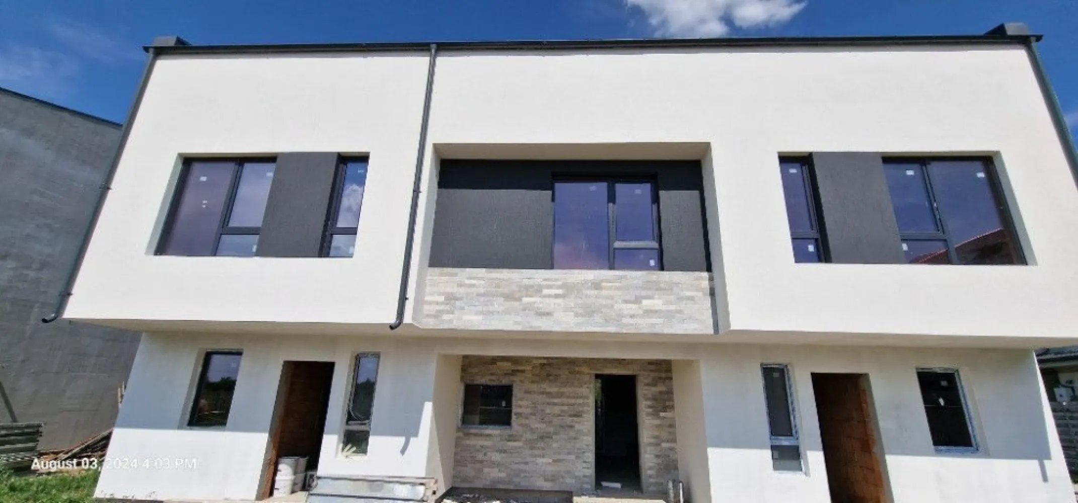 Vile Otopeni-triplex: 110 mp utili + 100 mp gradina- comison 0 - DEZVOLTATOR IMOBILIAR - otopeni-rezidential.ro - vanzare vile Otopeni- cartier privat (inchis) - pret 160.000 euro + tva
> tip triplex - 4 camere + 3 grupuri sanitare: 109 mp utili (120 mp construiti) +100 mp gradina / 10.9 mp tersasa - 2 locuri parcare:
> predare la cheie - centrala termica, 1 x aer conditionat, gresie + faianta, parchet, usi, obiecte sanitare;
> dispunere vila: parter - grup sanitar + hol + living si bucatarie, etaj 1 - grup sanitar + hol +2 x dormitoare, etaj 2 (mansarda) - gup sanitar + 1 x camera;
> complex de vile tip duplex si triplex privat - inchis, cu acces numai pentru locatari sau vizitatori;
> amplasat pe strada Drumull Viilor Otopeni intersectie cu Marin Preda;
> in vecinatatea supermarketului Penny cit si a bazei sportive CS Otopeni;
> racordat la canalizarea orasului, toate utilitatile disponibile - gaz, curent, cablu tva etc.;
> loc de joaca dedicat complexului;
> parcare pivata/ 2 x locuri per locuinta;
> curte privata;
> finisaje de lux;

Mai multe detalii la telefon (sau WhatsApp) sau pe otopeni-rezidential.ro