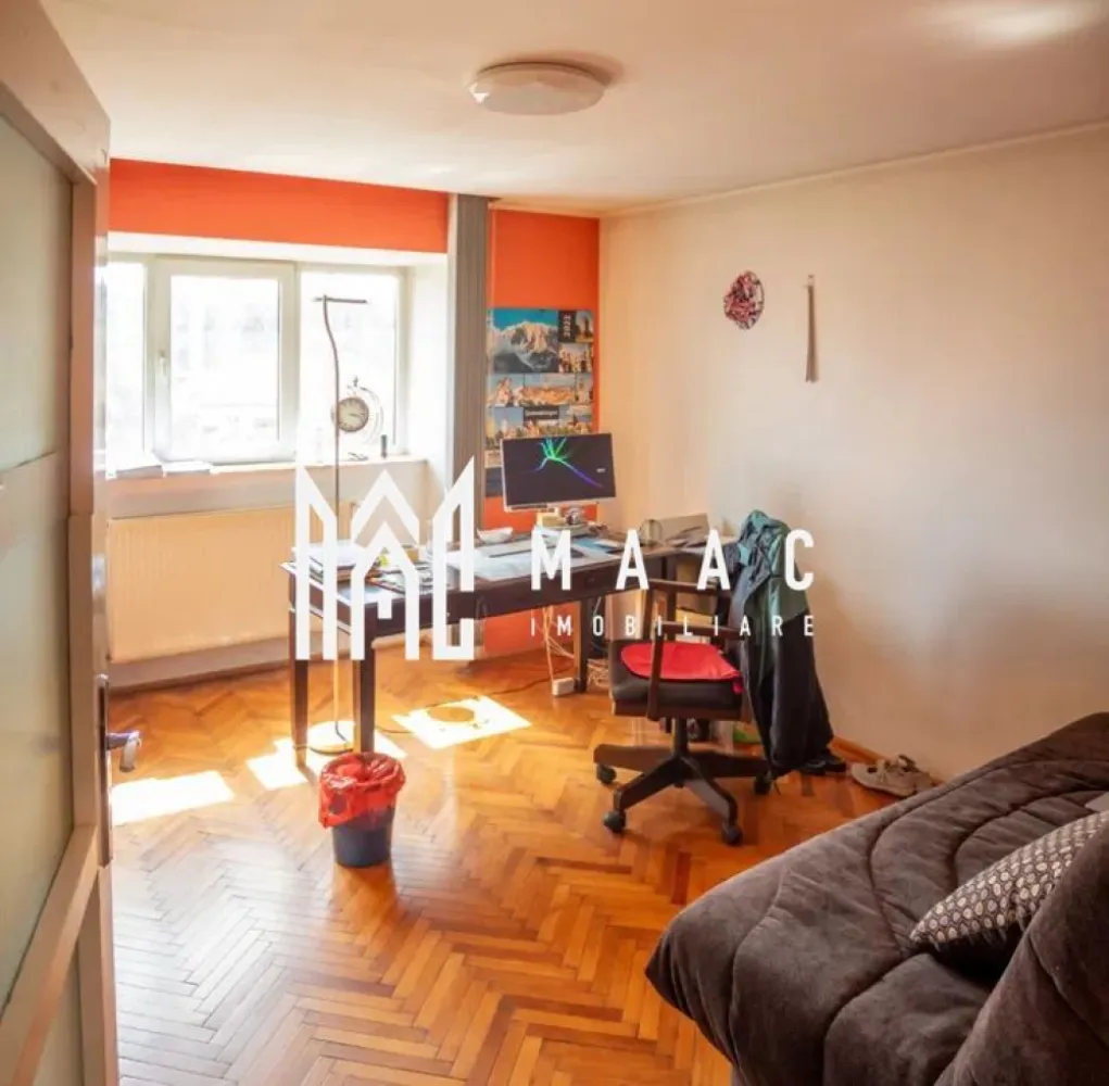 Apartament 3 camere | Etaj 2 | Terasa | 132MP | Trei Stejari - MAAC Imobiliare va prezinta un apartament tip Penthouse cu 3 camere decomandat situat in zona Trei Stejari.

Caracteristici generale:
Suprafață utilă: 132 mp | Terasă: 23,2 mp | Curte proprie | Acces auto | Pivniță inclusă
Apartament tip penthouse, amplasat la ultimul nivel al unei case individuale, cu intrare separată și curte proprie.
Clădire construită în anul 1950, păstrează elemente ale arhitecturii clasice: ziduri solide, compartimentări generoase, proporții echilibrate.
Acoperișul a beneficiat de lucrări de întreținere și împrospătare în urmă cu 2-3 ani.
Suprafață totală a terenului de 249,60 mp, din care 69,37 mp aferenți construcției, restul fiind curte și spațiu exterior utilizabil.

Compartimentare interioară (132 mp utili):
Living de 38,4 mp, luminos pe tot parcursul zilei datorită orientării sudice, cu două balcoane și vedere panoramică spre Munții Făgăraș.
Dormitor principal de 20,3 mp cu balcon propriu
Cameră secundară de 15,6 mp, potrivită atât ca dormitor suplimentar, cât și ca birou.
Două băi funcționale
Terasă largă de 23,2

Dotări și finisaje:
Ferestre cu tâmplărie PVC și geam termopan
Centrală termică proprie
Finisaje clasice, bine întreținute, ce reflectă caracterul autentic al imobilului.

Alte beneficii:
Acces auto facil și loc de parcare în curtea proprietății.
Pivniță inclusă în proprietate
Curte comună (dar cu utilizare clar definită) ce oferă intimitate, spațiu verde și potențial pentru grădină.

Pentru mai multe detalii precizati telefonic ca ati vazut anuntul cu ID: CP2536613