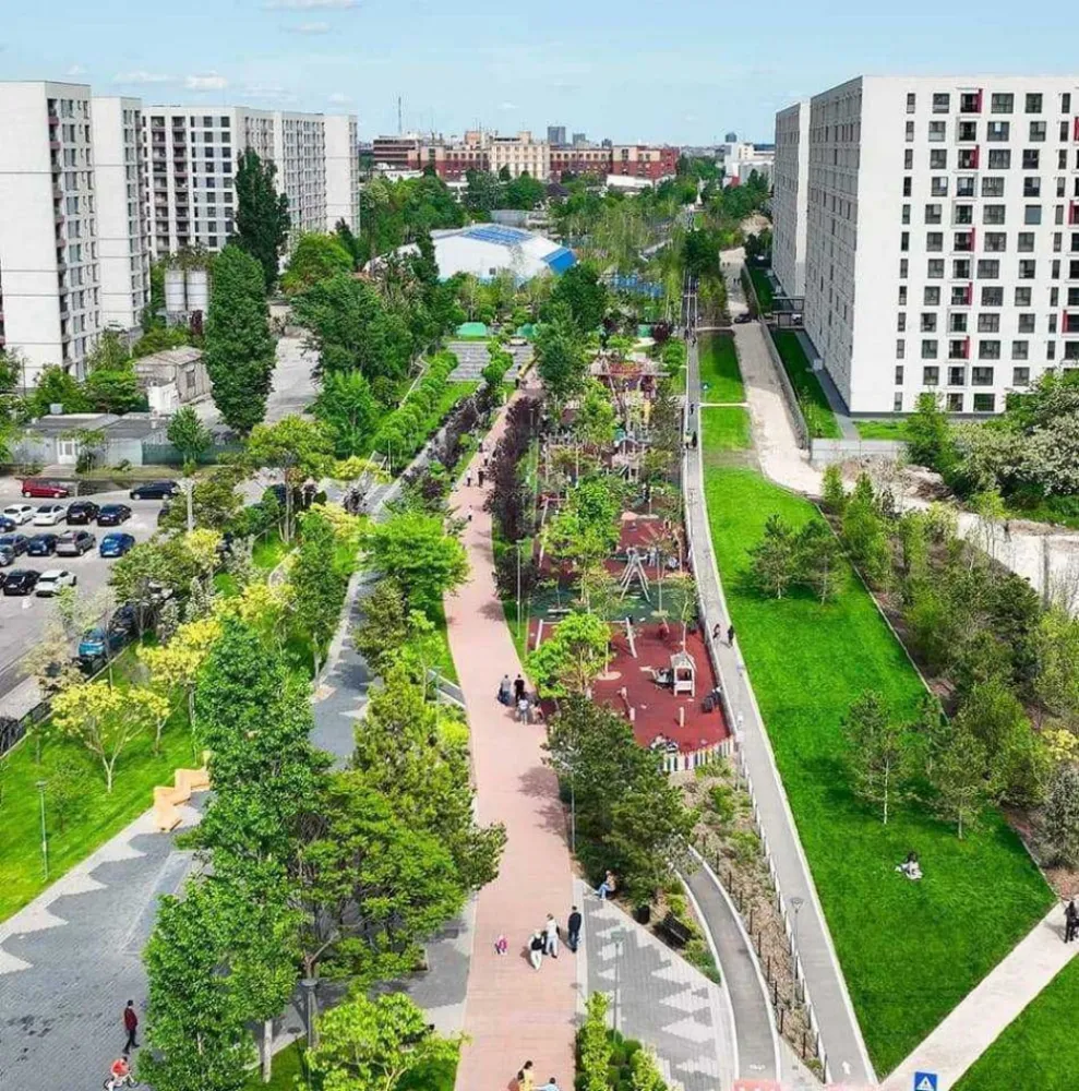 Apartament 3 camere Cora Lujerului, Militari sector 6 Bucuresti - Anunț de vânzare apartament 3 camere în curs de renovare

Descriere:
Vă ofer un apartament spațios cu 3 camere, aflat în curs de renovare, situat la etajul 2 într-un bloc bine întreținut. Apartamentul beneficiază de geamuri termopan și dispune de o suprafață generoasă de aproximativ 70 mp construiți, ideală pentru familii sau cupluri care își doresc spațiu suplimentar.

Compartimentare:
2 dormitoare spațioase
Sufragerie luminoasă și primitoare
Bucătărie generoasă, ușor de amenajat după preferințe
2 băi complet funcționale
1 balcon cu vedere liniștită
Vestibul primitor și debara pentru depozitare suplimentară

Facilități și amplasare

Apartamentul este situat într-o zonă excelent deservită de mijloace de transport:
- Tramvai, Metrou si Autobuze la doi pasi
- În proximitate de Cora Lujerului, Complex Sir si alte puncte de interes

O varietate de instituții de învățământ:
- Grădinițe de stat,
- Școala Gimnazială
- Liceu in zona

Pentru cumpărături și activități de agrement, aveți la dispoziție:
- Cora Lujerului
- SIR
- Lidl

Detalii suplimentare: Apartamentul se vinde cu posibilitatea de a personaliza lucrările de renovare ramase, oferindu-vă ocazia de a crea un cămin după propriul gust.