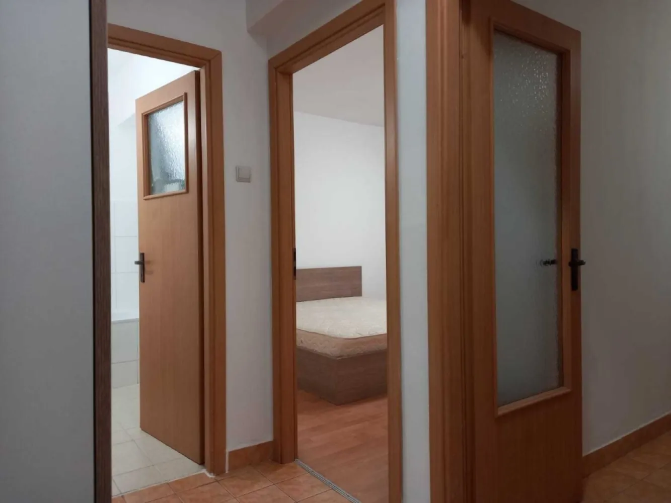 Garsoniera ANL Brâncuși lângă Centrul medical Brâncuși 42mp Etaj1/4 - Proprietar, vând garsonieră situată in cartier ANL Brâncuși, pe Aleea Cumințenia Pământului, în apropierea Centrului Medical Brâncuși și Drumul Valea Largă (proaspăt inaugurat).
Suprafața totala 42mp, Etaj 1/4, Cf.1, Decomandat, bloc din 2010.
Blocul este la 10 min (1200m) de Metrou Valea Ialomiței; stație STB 93 în spatele blocului. Căldura și apa caldă sunt furnizate cu ajutorul unei centrale de scară (căldură suficientă în sezonul rece). Contorizare individuală la curent electric și gaze. Bloc izolat termic. Acces pe bază de cartelă individuală.
Îmbunătățiri: ușă metalică cu încuietori securizate, ferestre termopan la balcon, AC, mobilă de bucătărie, hol (dulap haine) și pat în stare foarte bună.
Garsoniera a fost de curând zugrăvită și nu a fost niciodată închiriată