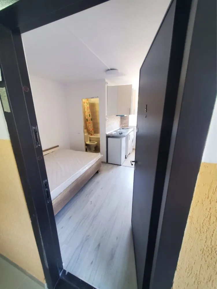 Garsoniera sector 4 - Garsonieră de vânzare – Sector 4, București

Vând garsonieră situată într-o zonă liniștită și bine conectată din Sectorul 4, București. Imobilul se află într-un bloc curat și bine întreținut, la doar 10 minut de mers pe jos până la stațiile de metrou și transport în comun, supermarketuri și facilități.

Detalii:
 • Suprafață: [ 15m2 ]
 • Etaj: [ parter ]
 • Compartimentare: [ semidecomandată ]
 • Încălzire: centrală proprie a blocului
 • Stare: nouă , renovata
 

Preț: 26.000 € 

Garsoniera este ideală atât pentru investitori, cât și pentru cei care doresc să locuiască. Nu ezitați să mă contactați pentru detalii suplimentare sau pentru a programa o vizionare.

 Garsoniera este închiriată, se poate vinde cu tot cu chiriași.