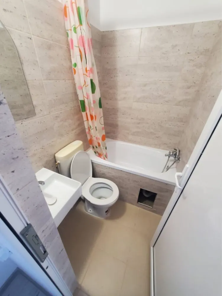 Garsoniera sector 4 - Garsonieră de vânzare – Sector 4, București

Vând garsonieră situată într-o zonă liniștită și bine conectată din Sectorul 4, București. Imobilul se află într-un bloc curat și bine întreținut, la doar 10 minut de mers pe jos până la stațiile de metrou și transport în comun, supermarketuri și facilități.

Detalii:
 • Suprafață: [ 15m2 ]
 • Etaj: [ parter ]
 • Compartimentare: [ semidecomandată ]
 • Încălzire: centrală proprie a blocului
 • Stare: nouă , renovata
 

Preț: 26.000 € 

Garsoniera este ideală atât pentru investitori, cât și pentru cei care doresc să locuiască. Nu ezitați să mă contactați pentru detalii suplimentare sau pentru a programa o vizionare.

 Garsoniera este închiriată, se poate vinde cu tot cu chiriași.