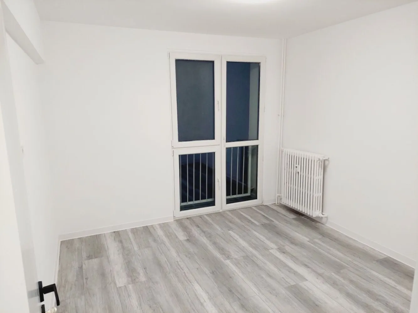 3 camere, etaj 3/4, parc IOR, metrou Nicolae Grigorescu / Titan - Proprietar, vand apartament de 3 camere, semidecomandat, în bloc de 4 etaje, amplasat în imediata apropiere de parcul IOR. 
Blocul este reabilitat termic, curat, bine administrat.
Apartamentul este renovat integral, inclusiv cu retea electrica și sanitara noua și materiale de calitate.
Beneficiază de 2 grupuri sanitare și de spațiu adițional gen uscatorie/boxa.

În jurul locației, foarte aproape avem:
Metrou Nicolae Grigorescu, 
cresa Pestisorul de Aur, 
școală 195 Hamburg, 
liceul Dante Aligheri, 
strandul Cara, 
Policlinica Titan, 
piața Sălăjean.

Rog fără intermediari!