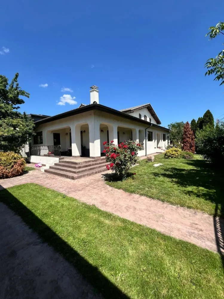 Casa deosebita P+M si teren aferent 800mp - Oltenita - Direct proprietar!

Casa este situata in orasul Oltenita, la doar 45 de minute distanta de Bucuresti. 

A fost construita în anul 2009 din cărămidă cu structura de rezistenta mare(constructie pe cadre) acoperita cu țiglă de calitate Premium. 

Garaj de 40mp cu beci la subsol de aceeași suprafață și grup sanitar propriu, este independent de casa și este construit din aceleași materiale ca și casa.

Curtea este delimitata de un gard din zid și fier forjat deosebit prin realizare și calitate.

Întreaga suprafață a casei de 260mp este împărțită pe zona de parter, mansarda si terase acoperite și delimitate cu fier forjat frumos executate.

Parterul este compus din hol, living, dinning, bucatarie, camera tehnica, baie, 1 dormitor matrimonial cu baie si terasa proprie si o camera de oaspeti.

La mansarda se afla un living, 2 dormitoare si o baie. 

Pardoseala întregului imobil este din parchet din lemn masiv cu excepția celor 3 băi unde exista marmura / gresie / faianță .

Legătură dintre parter și etaj se face printr-o scara în semispirala iluminata natural printr un vitraliu și electric. 

Sistem de climatizare separat parter și mansarda. Încălzirea imobilului are 3 variante: gaz/ lemn (prin intermediul unei centrale pe lemn - șemineu aflat in living,care poate încălzi toată casa) electric ( sistem trifazic).

Detaliile de interior realizate cu specialiști din domeniu fac din imobil o casa primitoare, caldă și confortabilă.

Curtea amenajata cu o mica grădiniță bio, flori , gazon și pomi fructiferi productivi.

Terasele, toate 3, sunt acoperite și permit momente de relaxare și servirea mesei pentru familie.