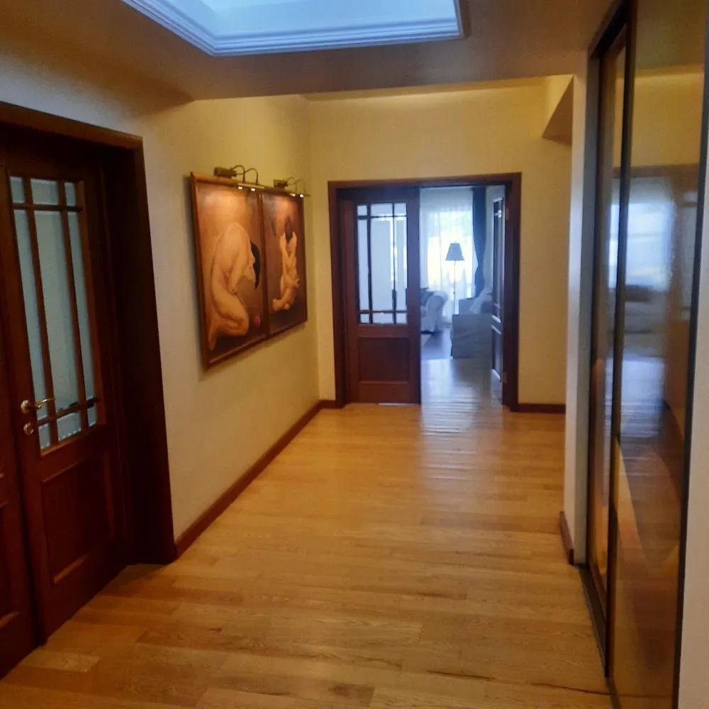 Casa deosebita P+M si teren aferent 800mp - Oltenita - Direct proprietar!

Casa este situata in orasul Oltenita, la doar 45 de minute distanta de Bucuresti. 

A fost construita în anul 2009 din cărămidă cu structura de rezistenta mare(constructie pe cadre) acoperita cu țiglă de calitate Premium. 

Garaj de 40mp cu beci la subsol de aceeași suprafață și grup sanitar propriu, este independent de casa și este construit din aceleași materiale ca și casa.

Curtea este delimitata de un gard din zid și fier forjat deosebit prin realizare și calitate.

Întreaga suprafață a casei de 260mp este împărțită pe zona de parter, mansarda si terase acoperite și delimitate cu fier forjat frumos executate.

Parterul este compus din hol, living, dinning, bucatarie, camera tehnica, baie, 1 dormitor matrimonial cu baie si terasa proprie si o camera de oaspeti.

La mansarda se afla un living, 2 dormitoare si o baie. 

Pardoseala întregului imobil este din parchet din lemn masiv cu excepția celor 3 băi unde exista marmura / gresie / faianță .

Legătură dintre parter și etaj se face printr-o scara în semispirala iluminata natural printr un vitraliu și electric. 

Sistem de climatizare separat parter și mansarda. Încălzirea imobilului are 3 variante: gaz/ lemn (prin intermediul unei centrale pe lemn - șemineu aflat in living,care poate încălzi toată casa) electric ( sistem trifazic).

Detaliile de interior realizate cu specialiști din domeniu fac din imobil o casa primitoare, caldă și confortabilă.

Curtea amenajata cu o mica grădiniță bio, flori , gazon și pomi fructiferi productivi.

Terasele, toate 3, sunt acoperite și permit momente de relaxare și servirea mesei pentru familie.