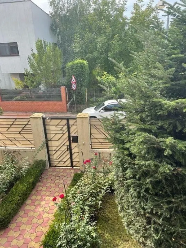Aviatiei,vila individuala, direct proprietar - Vila 7 camere,finalizata 2010,acte la zi(cadastru si intabulare),garaj pozitionat pe parter cu intrare direct in casa si cu acces porti duble automate,3 camere parter,3 camere etaj,6 bai(2 de serviciu),alarma cu interventie si montorizare 24/7 BGS achitata inclusiv 2024(4 camere video sistem nou instalat),curte cu sistem automat de irigatii cu spatiu parcare pentru 4 masini in curte si 2 in fata casei,centrala Buderus 45 kw ,incalzire calorifere,locatie situata la 2 min de mers pe jos de scoala particulara Verita,5 min de Lidl si Mega Image pod Baneasa,5 min de parc local si 15 min pana la statia de metrou Aurel Vlaicu si parcul Herastrau.
Se vinde mobilata partial sau total cu conditia ca actualul proprietar sa ramana in casa dupa perfectarea actelor si incasarea totala a sumei de vanzare o perioada de minim 3 luni pana la relocare.
Casa poate fi vazuta doar de persoane serioase cu potential financiar real.Nu colaboram cu agentii.Pretul este usor negociabil.