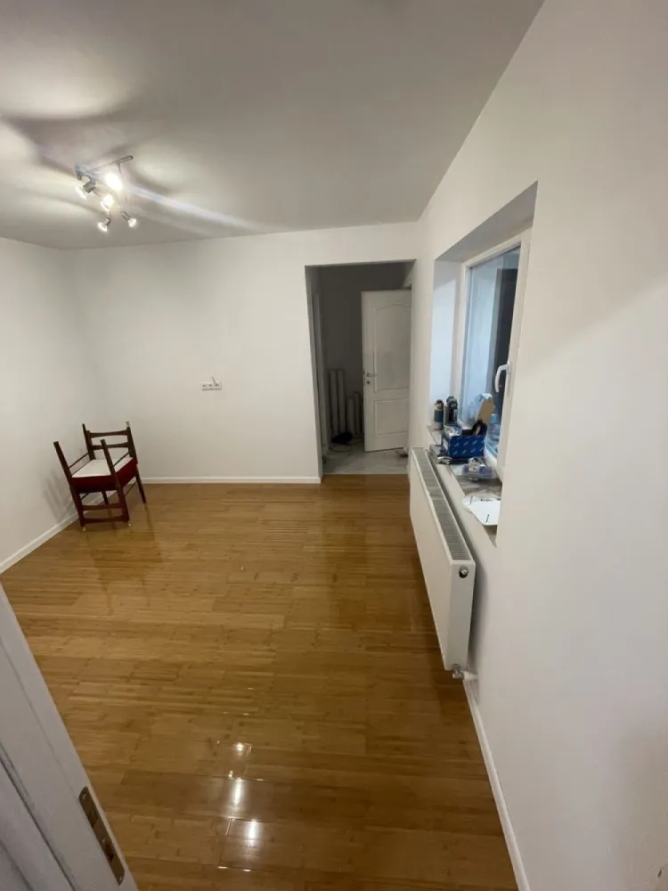 Casa Domenii -Turda-Ion Mihalache - Proprietar vand casa situata in cartierul Domenii, 3 camere 2 bai 1 bucatarie , beci si terasa , curte !! Renovata in totalitate !! Este situata pe strada cu biserica scoala si gradinita !! La 50 metri e centrul de sanatate Caraiman !!