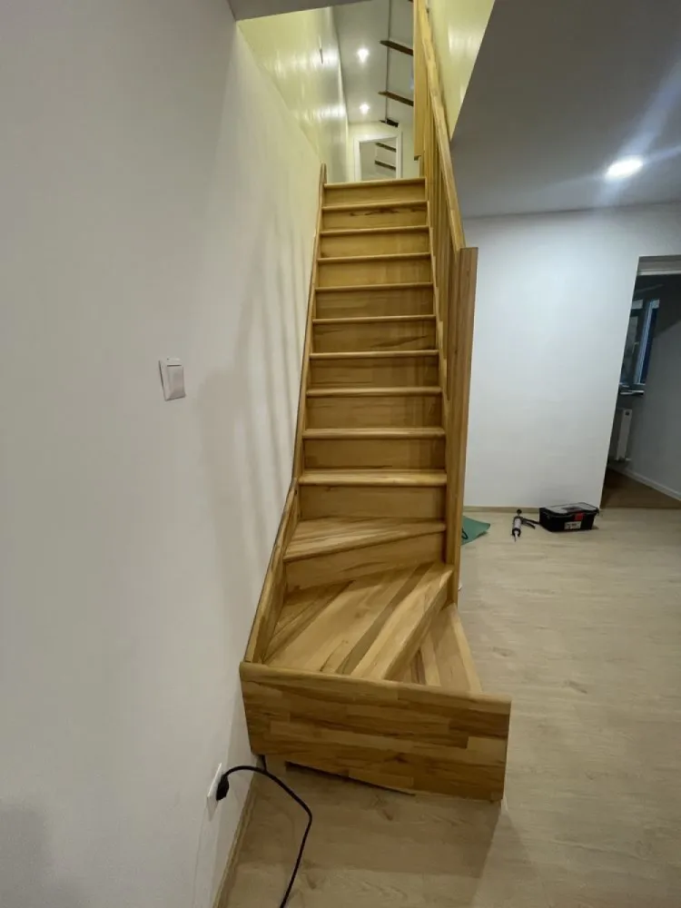 Casa Domenii -Turda-Ion Mihalache - Proprietar vand casa situata in cartierul Domenii, 3 camere 2 bai 1 bucatarie , beci si terasa , curte !! Renovata in totalitate !! Este situata pe strada cu biserica scoala si gradinita !! La 50 metri e centrul de sanatate Caraiman !!
