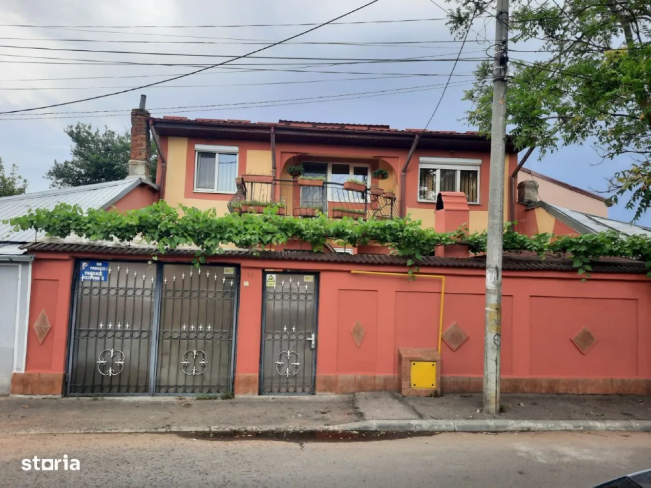 Casa / Vilă Carrefour Alexandria Rahova - Contact 
Direct Propietar
Casa este situata la 200 de metri Carrefour Alexandriei, Kaufland , Lid'l pe strada Cupidon intr.o zona linistita
-situata la 20 de min de Piata Unirii si 40 de min de Piata Romana .
Mijloace de transport accesibile
 STB - autobuz 226 ( ajunge la piata Romana)
-tramvai 32 ( ajunge la piata Unirii)
-troilebuz 96 ( ajunge la gara de nord)
Constructie caramida si cadre B.A. , constructie 2007 
Suprafata construita 58 m2
Suprafata locuibila parter+etaj 109m2
Suprafata teren 107 m2
Facilitati :
-garaj
-Foisor
-gratar
-curte
-magazie 
-gradina
-pivnita (beci)
Dispune de 2 livinguri , 3 camere, bucatarie si 2 bai
Casa dispune de Centrala pe gaze, Rulori la geam , apa menajera si canalizare . 
Casa se vinde fara mobilier .
Pret 200000 EURO Neg