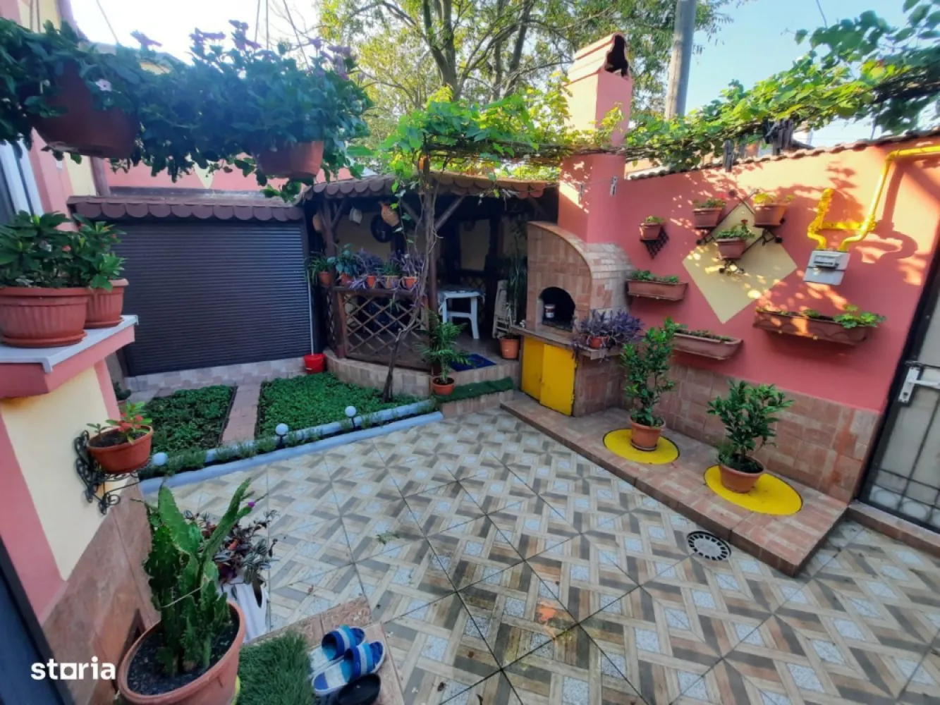 Casa / Vilă Carrefour Alexandria Rahova - Contact 
Direct Propietar
Casa este situata la 200 de metri Carrefour Alexandriei, Kaufland , Lid'l pe strada Cupidon intr.o zona linistita
-situata la 20 de min de Piata Unirii si 40 de min de Piata Romana .
Mijloace de transport accesibile
 STB - autobuz 226 ( ajunge la piata Romana)
-tramvai 32 ( ajunge la piata Unirii)
-troilebuz 96 ( ajunge la gara de nord)
Constructie caramida si cadre B.A. , constructie 2007 
Suprafata construita 58 m2
Suprafata locuibila parter+etaj 109m2
Suprafata teren 107 m2
Facilitati :
-garaj
-Foisor
-gratar
-curte
-magazie 
-gradina
-pivnita (beci)
Dispune de 2 livinguri , 3 camere, bucatarie si 2 bai
Casa dispune de Centrala pe gaze, Rulori la geam , apa menajera si canalizare . 
Casa se vinde fara mobilier .
Pret 200000 EURO Neg