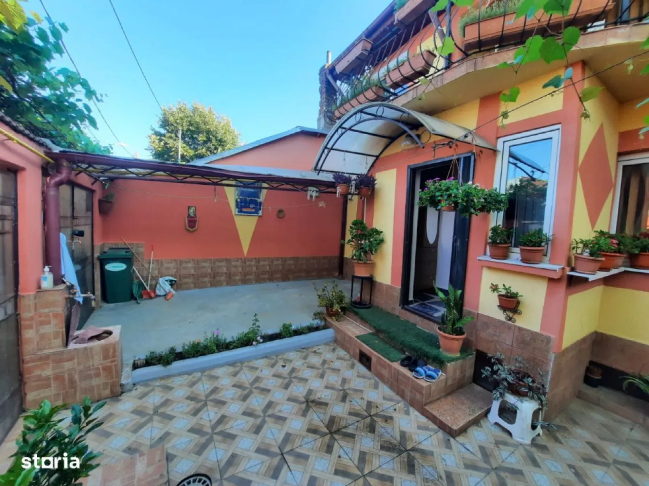 Casa / Vilă Carrefour Alexandria Rahova - Contact 
Direct Propietar
Casa este situata la 200 de metri Carrefour Alexandriei, Kaufland , Lid'l pe strada Cupidon intr.o zona linistita
-situata la 20 de min de Piata Unirii si 40 de min de Piata Romana .
Mijloace de transport accesibile
 STB - autobuz 226 ( ajunge la piata Romana)
-tramvai 32 ( ajunge la piata Unirii)
-troilebuz 96 ( ajunge la gara de nord)
Constructie caramida si cadre B.A. , constructie 2007 
Suprafata construita 58 m2
Suprafata locuibila parter+etaj 109m2
Suprafata teren 107 m2
Facilitati :
-garaj
-Foisor
-gratar
-curte
-magazie 
-gradina
-pivnita (beci)
Dispune de 2 livinguri , 3 camere, bucatarie si 2 bai
Casa dispune de Centrala pe gaze, Rulori la geam , apa menajera si canalizare . 
Casa se vinde fara mobilier .
Pret 200000 EURO Neg