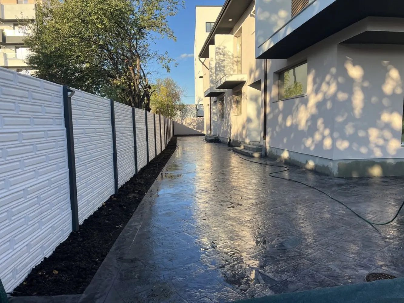 Duplex compus din 5 camere zona Bucuresti noi proprietar - Duplex P+1 153 MP UTIL+ curte 125 mp compus din 3 dormitoare 1 Living 3 băii bucatarie terasă cu posibilitatea de 5 camere 
Zonă liniștită regim de înălțime zonal P+1 construcție nouă 2024 izolație termică centrală proprie încălzire în pardoseală tâmplărie de calitate totul făcut construit după ultimele generații de materiale accept schimb cu apartament în București sector 1
