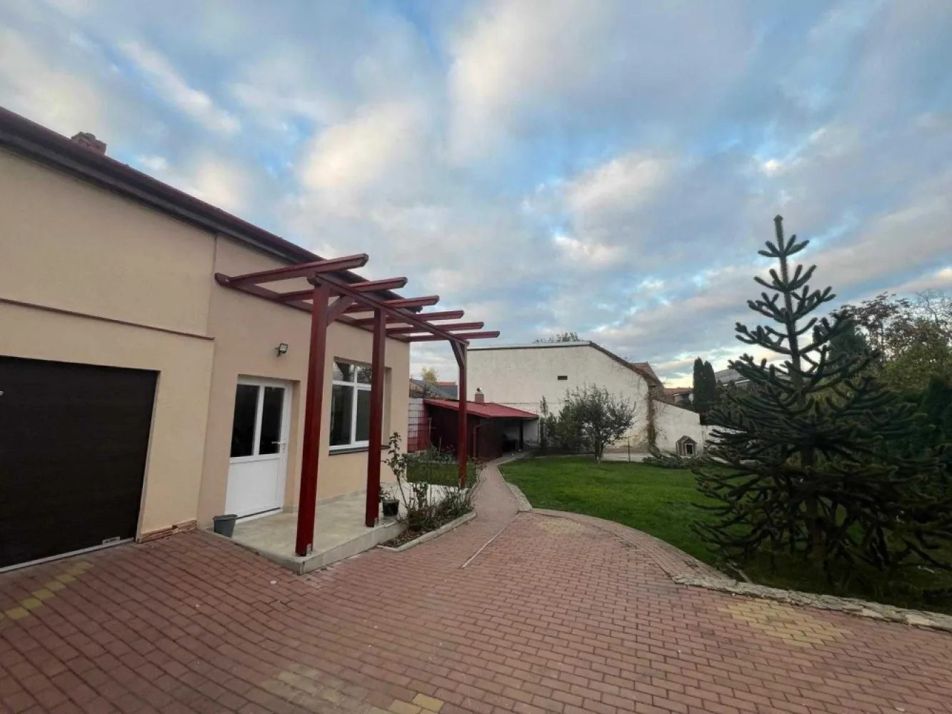 BRASADAS vinde casa zona ultracentrala 308mp cu teren 964mp. - Agentia imobiliara BRASADAS vinde casa in suprafata de 308,8 mp, cu teren aferent in suprafata de 964 mp, situata in zona ulcentrala. 
Are garaj pentru 2 masini si o anexa si este situata pe o strada centrala si linistita. 
Este formata din 8 camere, 3 bai, bucatarie, holuri si beci. 
In momentul actual este folosita ca spatiu de birouri.
www.brasadas.com.
