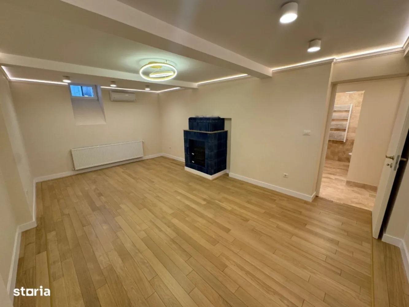 Proprietar vand apartament 5 camere Dorobanti lux - Proprietar vand apartament lux in Calea Dorobanti 45, la 100 m de ASE/Sheraton/Piata Romana, la demisolul unui imobil interbelic P+2 (FARA risc seismic, foarte solid, pereti de 60 cm!), bine izolat
Suprafata utila este 130 mp (construita 145 mp), plus terasa 15 mp
Apartamentul a fost renovat complet 2024-instalatie electrica/sanitara (PEX) noua, centrala termica proprie, aere conditionate noi, calorifere noi, obiecte iluminat noi, usi FILO MURO Italia, mobilier baie/bucatarie noi, bucatarie complet mobliata (fronturi MDF vopsit alb mat) si utilata (masina spalat vase, frigider, plita, cuptor, hota), terasa mobilier exterior inclus, termopane, 1 canapea 3 locuri piele alba-inclusa
Loc intrare, bai, loc luat masa, bucatarie: placare TRAVERTIN
Cele 5 camere+holuri: parchet lemn stratificat masiv de stejar clasa A lux, montat pe suport OSB de 12mm
Una din camere are in dotare semineu original (caramida originala albastra)
Apartamentul dispune de 2 bai, o baie de serviciu de 3 mp si o toaleta de 11 mp, 5 camere, terasa, zona intrare, zona loc luat masa
Apartamentul are in dotare 1 loc de parcare situat chiar in fata imobilului