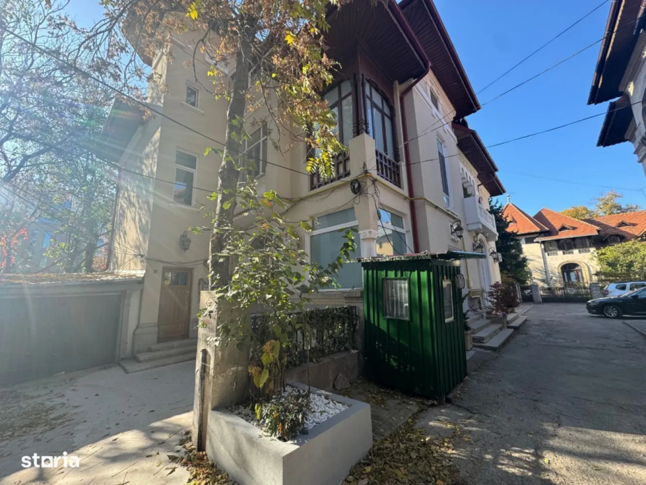 Proprietar vand apartament 5 camere Dorobanti lux - Proprietar vand apartament lux in Calea Dorobanti 45, la 100 m de ASE/Sheraton/Piata Romana, la demisolul unui imobil interbelic P+2 (FARA risc seismic, foarte solid, pereti de 60 cm!), bine izolat
Suprafata utila este 130 mp (construita 145 mp), plus terasa 15 mp
Apartamentul a fost renovat complet 2024-instalatie electrica/sanitara (PEX) noua, centrala termica proprie, aere conditionate noi, calorifere noi, obiecte iluminat noi, usi FILO MURO Italia, mobilier baie/bucatarie noi, bucatarie complet mobliata (fronturi MDF vopsit alb mat) si utilata (masina spalat vase, frigider, plita, cuptor, hota), terasa mobilier exterior inclus, termopane, 1 canapea 3 locuri piele alba-inclusa
Loc intrare, bai, loc luat masa, bucatarie: placare TRAVERTIN
Cele 5 camere+holuri: parchet lemn stratificat masiv de stejar clasa A lux, montat pe suport OSB de 12mm
Una din camere are in dotare semineu original (caramida originala albastra)
Apartamentul dispune de 2 bai, o baie de serviciu de 3 mp si o toaleta de 11 mp, 5 camere, terasa, zona intrare, zona loc luat masa
Apartamentul are in dotare 1 loc de parcare situat chiar in fata imobilului
