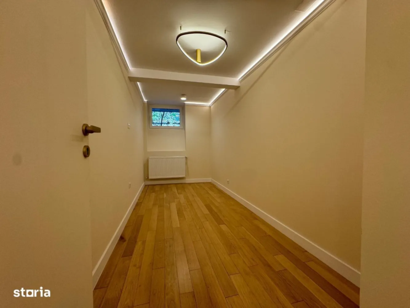 Proprietar vand apartament 5 camere Dorobanti lux - Proprietar vand apartament lux in Calea Dorobanti 45, la 100 m de ASE/Sheraton/Piata Romana, la demisolul unui imobil interbelic P+2 (FARA risc seismic, foarte solid, pereti de 60 cm!), bine izolat
Suprafata utila este 130 mp (construita 145 mp), plus terasa 15 mp
Apartamentul a fost renovat complet 2024-instalatie electrica/sanitara (PEX) noua, centrala termica proprie, aere conditionate noi, calorifere noi, obiecte iluminat noi, usi FILO MURO Italia, mobilier baie/bucatarie noi, bucatarie complet mobliata (fronturi MDF vopsit alb mat) si utilata (masina spalat vase, frigider, plita, cuptor, hota), terasa mobilier exterior inclus, termopane, 1 canapea 3 locuri piele alba-inclusa
Loc intrare, bai, loc luat masa, bucatarie: placare TRAVERTIN
Cele 5 camere+holuri: parchet lemn stratificat masiv de stejar clasa A lux, montat pe suport OSB de 12mm
Una din camere are in dotare semineu original (caramida originala albastra)
Apartamentul dispune de 2 bai, o baie de serviciu de 3 mp si o toaleta de 11 mp, 5 camere, terasa, zona intrare, zona loc luat masa
Apartamentul are in dotare 1 loc de parcare situat chiar in fata imobilului