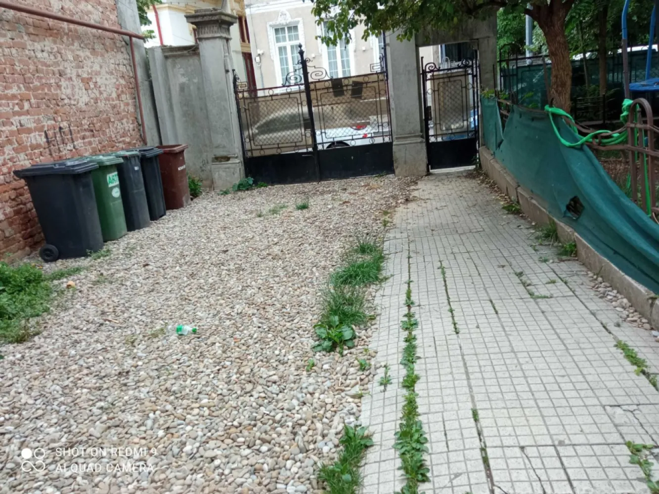 Vand 3 apartamente intr-o vila cu 1 etaj - Vand trei apartamente renovate 2023, care au o suprafață totală de 190 mp, situate pe strada Viitorului, nr. 33, sector 2, într-o vilă cu un total de 5 apartamente, celelalte 2 apartamente fiind nelocuite, vandabile.
Suprafața totală a terenului, incluzînd și vila, este de 700 mp.
Vila nu este de patrimoniu istoric. Curtea este comuna.