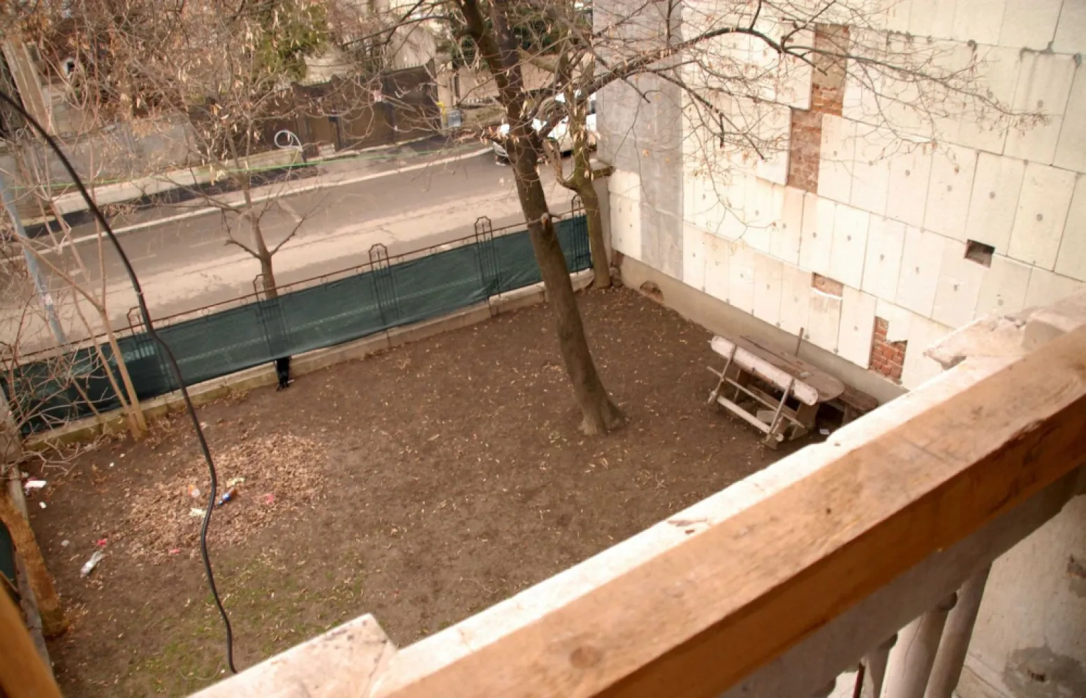 Vand 3 apartamente intr-o vila cu 1 etaj - Vand trei apartamente renovate 2023, care au o suprafață totală de 190 mp, situate pe strada Viitorului, nr. 33, sector 2, într-o vilă cu un total de 5 apartamente, celelalte 2 apartamente fiind nelocuite, vandabile.
Suprafața totală a terenului, incluzînd și vila, este de 700 mp.
Vila nu este de patrimoniu istoric. Curtea este comuna.