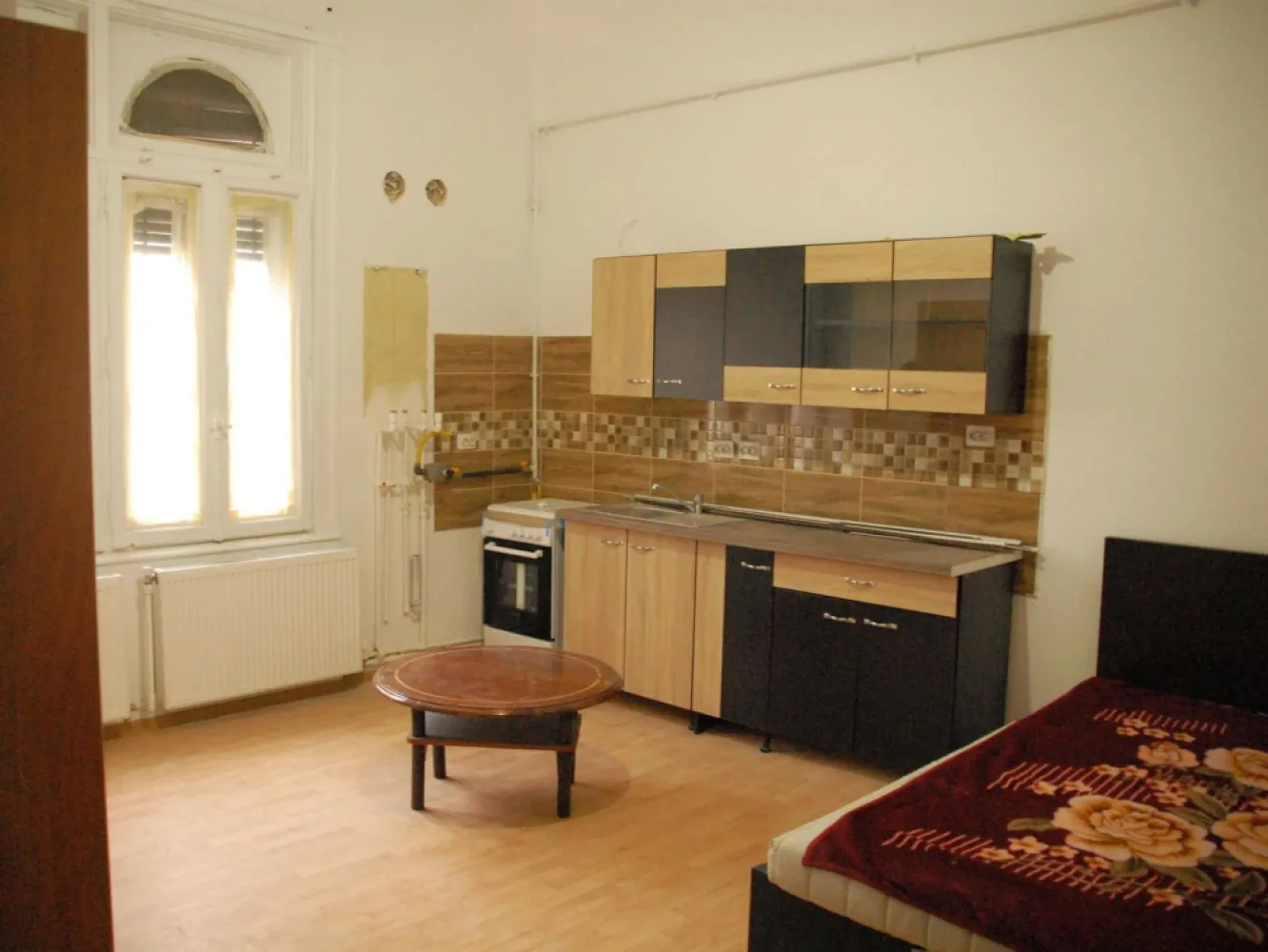 Vand 3 apartamente intr-o vila cu 1 etaj - Vand trei apartamente renovate 2023, care au o suprafață totală de 190 mp, situate pe strada Viitorului, nr. 33, sector 2, într-o vilă cu un total de 5 apartamente, celelalte 2 apartamente fiind nelocuite, vandabile.
Suprafața totală a terenului, incluzînd și vila, este de 700 mp.
Vila nu este de patrimoniu istoric. Curtea este comuna.