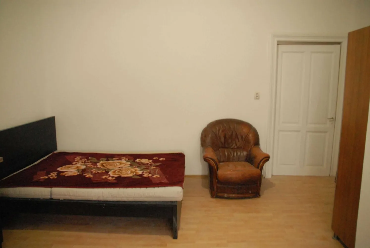 Vand 3 apartamente intr-o vila cu 1 etaj - Vand trei apartamente renovate 2023, care au o suprafață totală de 190 mp, situate pe strada Viitorului, nr. 33, sector 2, într-o vilă cu un total de 5 apartamente, celelalte 2 apartamente fiind nelocuite, vandabile.
Suprafața totală a terenului, incluzînd și vila, este de 700 mp.
Vila nu este de patrimoniu istoric. Curtea este comuna.