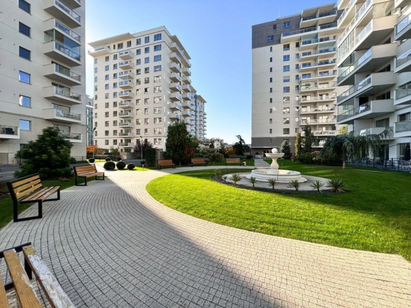 DUPLEX 4 CAMERE Luxul la Tine Acasa ! - COMISION 0% 
Va invitam sa deveniti parte din comunitatea selecta a LUXURIA Residence, o emblema a luxului si a designului contemporan, cu acest apartament
tip DUPLEX de 4 Camere, ce se intinde pe o suprafata TOTALA de 190mp, avand o terasa de 18 mp, 3 bai, 3 dormitoare si un Living spatios impreuna cu spatiul dedicat bucatariei.

Aflat la etajul al 10-lea si al 11-lea ai unei cladiri de 11 etaje, acesta proprietate ofera o vedere panoramica impresionanta, avand in prim plan zona de case si cladiri noi.

Te vei bucura in fiecare zi de multa lumina naturala datorita pozitionarii si a geamurilor mari, oferindu-ti astfel confortul si stilul de viata exclusivist. Acest Apartament va deveni pentru tine ACASA pentru ca iti ofera TOT ceea ce este necesar si suficient.

Aflat intre parcurile Herastrau, Kiseleff si Bazilescu, Luxuria Residence este un cartier Verde, un parc intre parcuri. Oferind un mixt de caracteristici unice, greu de gasit in oras, ansamblul ofera un standard inalt de calitate a vietii in cel mai nou pol de dezvoltare a orasului.
 
Va asteptam pentru o vizionare, pentru a experimenta direct ceea ce inseamna standardele inalte ale vietii urbane. Contactati-ne azi pentru a descoperi mai multe despre acest apartament exceptional.

BONUS : pretul locului de Parcare este INCLUS