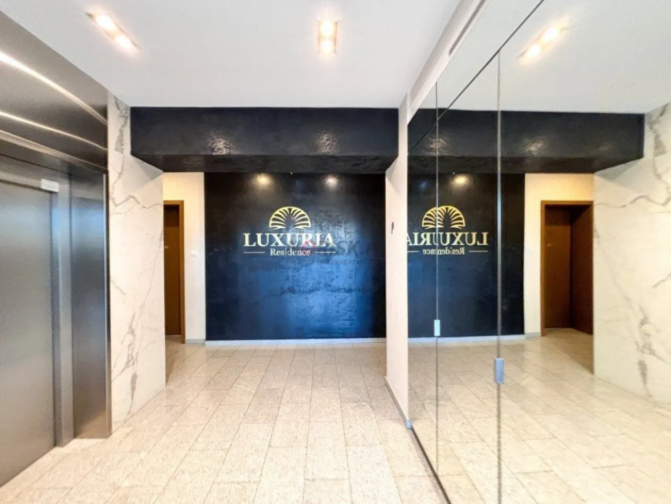 DUPLEX 4 CAMERE Luxul la Tine Acasa ! - COMISION 0% 
Va invitam sa deveniti parte din comunitatea selecta a LUXURIA Residence, o emblema a luxului si a designului contemporan, cu acest apartament
tip DUPLEX de 4 Camere, ce se intinde pe o suprafata TOTALA de 190mp, avand o terasa de 18 mp, 3 bai, 3 dormitoare si un Living spatios impreuna cu spatiul dedicat bucatariei.

Aflat la etajul al 10-lea si al 11-lea ai unei cladiri de 11 etaje, acesta proprietate ofera o vedere panoramica impresionanta, avand in prim plan zona de case si cladiri noi.

Te vei bucura in fiecare zi de multa lumina naturala datorita pozitionarii si a geamurilor mari, oferindu-ti astfel confortul si stilul de viata exclusivist. Acest Apartament va deveni pentru tine ACASA pentru ca iti ofera TOT ceea ce este necesar si suficient.

Aflat intre parcurile Herastrau, Kiseleff si Bazilescu, Luxuria Residence este un cartier Verde, un parc intre parcuri. Oferind un mixt de caracteristici unice, greu de gasit in oras, ansamblul ofera un standard inalt de calitate a vietii in cel mai nou pol de dezvoltare a orasului.
 
Va asteptam pentru o vizionare, pentru a experimenta direct ceea ce inseamna standardele inalte ale vietii urbane. Contactati-ne azi pentru a descoperi mai multe despre acest apartament exceptional.

BONUS : pretul locului de Parcare este INCLUS
