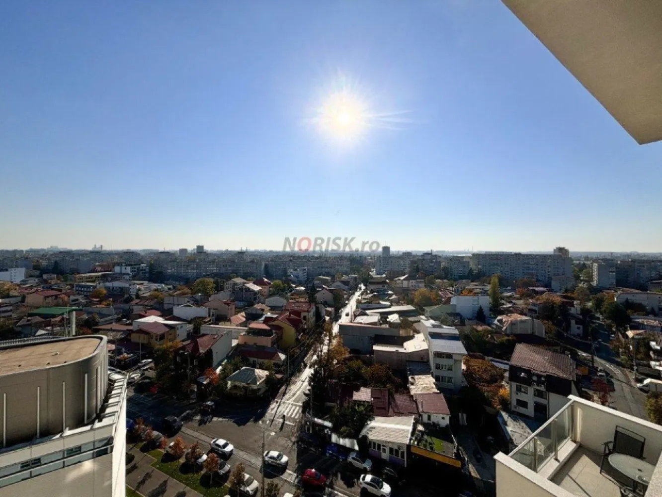 DUPLEX 4 CAMERE Luxul la Tine Acasa ! - COMISION 0% 
Va invitam sa deveniti parte din comunitatea selecta a LUXURIA Residence, o emblema a luxului si a designului contemporan, cu acest apartament
tip DUPLEX de 4 Camere, ce se intinde pe o suprafata TOTALA de 190mp, avand o terasa de 18 mp, 3 bai, 3 dormitoare si un Living spatios impreuna cu spatiul dedicat bucatariei.

Aflat la etajul al 10-lea si al 11-lea ai unei cladiri de 11 etaje, acesta proprietate ofera o vedere panoramica impresionanta, avand in prim plan zona de case si cladiri noi.

Te vei bucura in fiecare zi de multa lumina naturala datorita pozitionarii si a geamurilor mari, oferindu-ti astfel confortul si stilul de viata exclusivist. Acest Apartament va deveni pentru tine ACASA pentru ca iti ofera TOT ceea ce este necesar si suficient.

Aflat intre parcurile Herastrau, Kiseleff si Bazilescu, Luxuria Residence este un cartier Verde, un parc intre parcuri. Oferind un mixt de caracteristici unice, greu de gasit in oras, ansamblul ofera un standard inalt de calitate a vietii in cel mai nou pol de dezvoltare a orasului.
 
Va asteptam pentru o vizionare, pentru a experimenta direct ceea ce inseamna standardele inalte ale vietii urbane. Contactati-ne azi pentru a descoperi mai multe despre acest apartament exceptional.

BONUS : pretul locului de Parcare este INCLUS