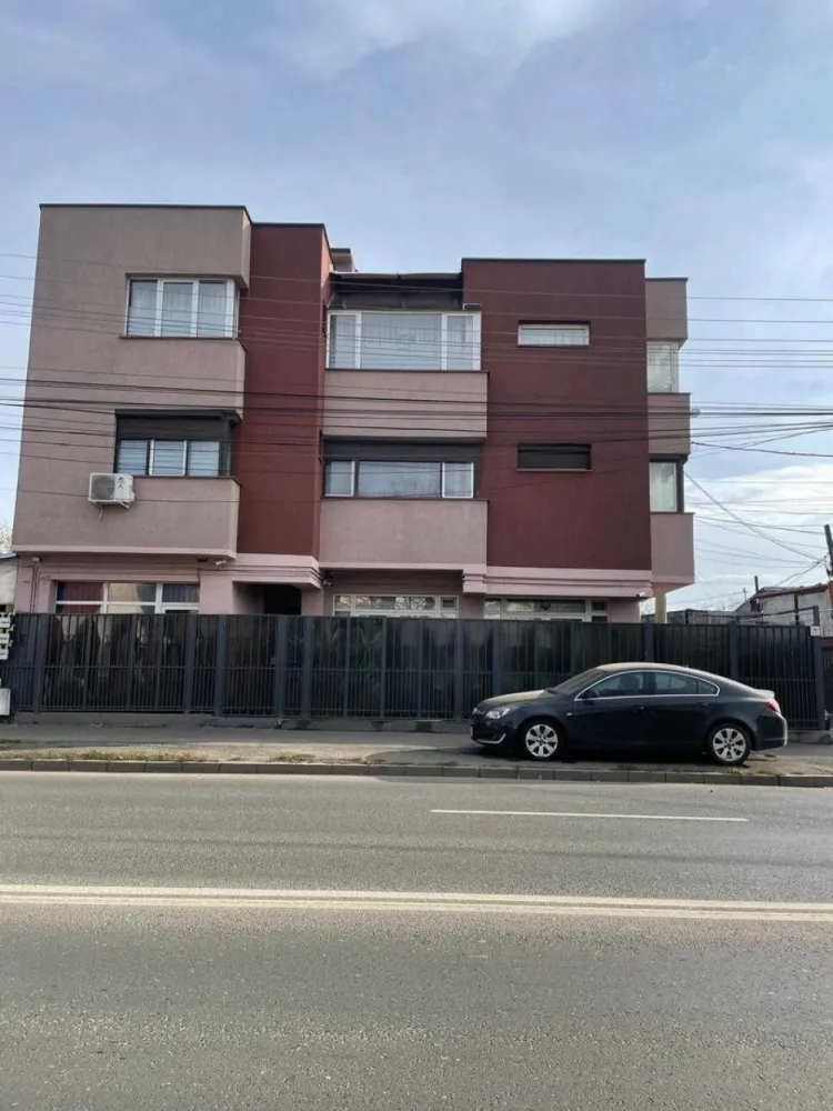 Vand imobil P+2 zona salaj rahova cu doua spatii comerciale - Proprietar ,vand cladire mixta P+2 +terasa circulabila ,an constructie 2008 ,structura stalpi de beton +caramida .
La parter sunt doua spatii comerciale cu intrari separate ,
Etajul 1 este un apartament de 3 camere ,doua bai si bucatarie 
Etajul 2 este un apartament modificat cu 2 camere 2 bai si o bucatarie marita cu insula 
Terasa este refacuta si este circulabila ,fiind si un loc de relaxare ,
Curtea interioara poate gazdui doua auto ,
Imobilul se afla stradal,langa Lidl Salaj si se preteaza pentru sediu firma +locuinta asa este in acest moment sau sediu de firma cu depozitare .
Fiecare nivel are centrala gaz proprie ,restul utilitatilor sunt la comun ,
La cerere se poate dezmembra cladirea ,
Find constructie pe grinzi de betun +caramida ,se poat face modificari ,compartimentari fara a afecta structura cladirii,
An constructie 2008 ,al doilea proprietar de 10 ani ,avem toata documentatia de executie a cladirii.