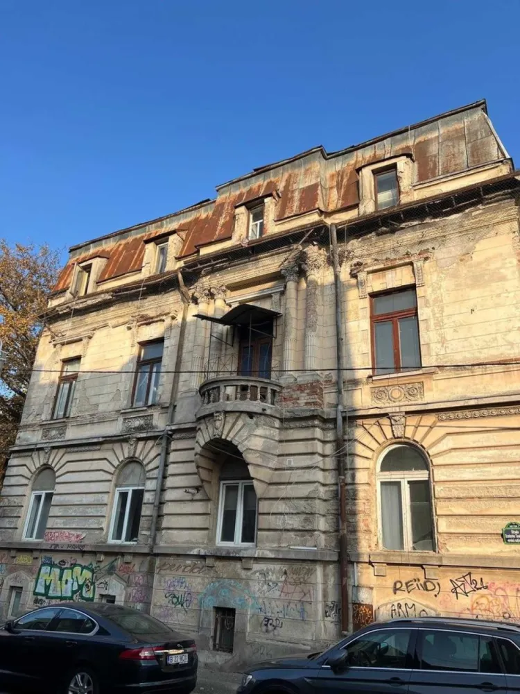 Vila interbelica Victoriei - Vila interbelică deosebită, situată pe strada Ecaterina Teodoroiu, cu proiect depus la primărie pentru reconsolidare, oferă multiple oportunități de dezvoltare. Ideală pentru transformare într-un bloc de locuințe, birou de prestigiu sau clinică modernă, proprietatea este compusă din Demisol + Parter + 2 etaje (D+P+2), oferind spații generoase și un design arhitectural clasic. Documentația este în așteptare pentru reabilitare, făcând din această vilă o investiție promițătoare, cu potențial de valorificare în multiple domenii.