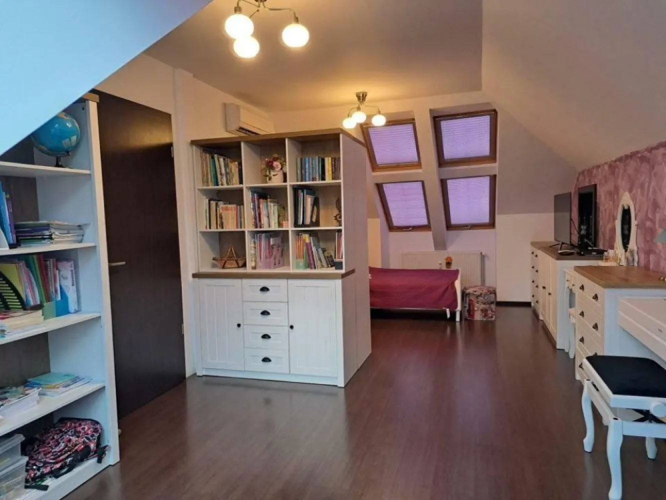 Apartament duplex cu sauna Marriott/ Uranus/ Catedrala Neamului/ Sabinelor - Apartament duplex in zona Marriott/ Uranus/ Catedrala Neamului, pe strada Sabinelor, bloc din 2008, centrala termica de bloc, sauna, dressing si doua locuri de parcare in subsol. Proprietatea este compusa din parter si mansarda (de 200mp), la care se adauga balconul de 15 mp si cele doua locuri de parcare (in total 254mp). Compartimentarea este conform schitei atasate. Baia de la parter are cabina de dus. Baia de la mansarda are doua lavoare, cada si cabina de dus. Plita electrica si cuptor electric pentru gatit - apartamentul nu este racordat la reteaua de gaze.