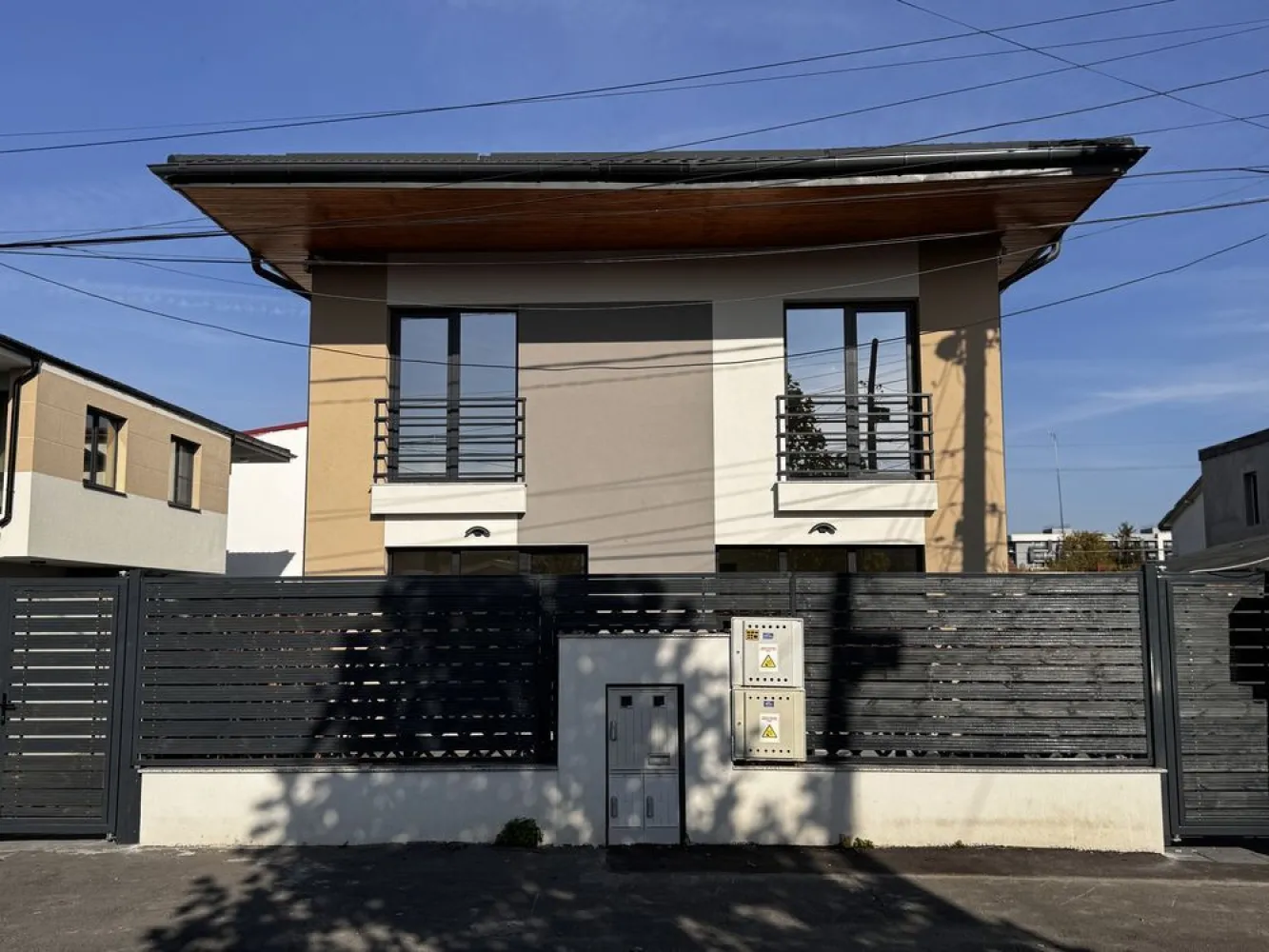 PROPRIETAR Casa Individuala P+1+M Noua la cheie /Doi cocosi Straulesti - Proprietar vând casă individuală duplex 4 camere + pod de depozitare 17mp utili 

** Toate actele la zi pentru perfectarea actelor 

vânzare-cumpărare** 

CASA CONSTRUITĂ PREMIUM CU CELE MAI BUNE MATERIALE DE CONSTRUCȚIE 

Casă dispune de 2 locuri de parcare 

Toate utilitățile la zi , Apă , gaze , electricitate curent triplu trifazic 380

STRUCTURA BETON
CARAMIDA POROTHERM 

** parter , baie de serviciu ,bucătărie mare luminoasă cu geam mare de aerisire
linving mare spațios și luminos cu geamuri mari + acces la terasă exterioară 

** Etaj 3 dormitoare + 2 bai mari luminoase cu geamuri mari de aerisire

** pod de depozitare de 17mp utili cu scară retractabilă

** încălzire in pardoseala pe fiecare etaj Romstal 

**Tamplarie Veka cea mai înaltă calitate 

** izolație exterior polistiren Grafitat clasa 1 

** sistem de supraveghere video 

** Usi interior Pinum 

** prize Gewis 

** marmura casa scari cea mai înaltă calitate 

** granit interior exterior 

** vopsea Kaparol 

** tabla exterior viking 0,5 

** gresie faianță Marazzi 

** parchet triplu stratificat de 14 

Pentru mai multe detalii sunați la nr de tel : 07********18 

** LA 3 minute de mers pe jos Ldl , Kaufland etc... 

Zona doi cocoși straulesti /Bucuresti noi/ 

Rog seriozitate! 
Nu deranjați inutil 

EXCLUS AGENȚIILE IMOBILIARE , nu deranjați !