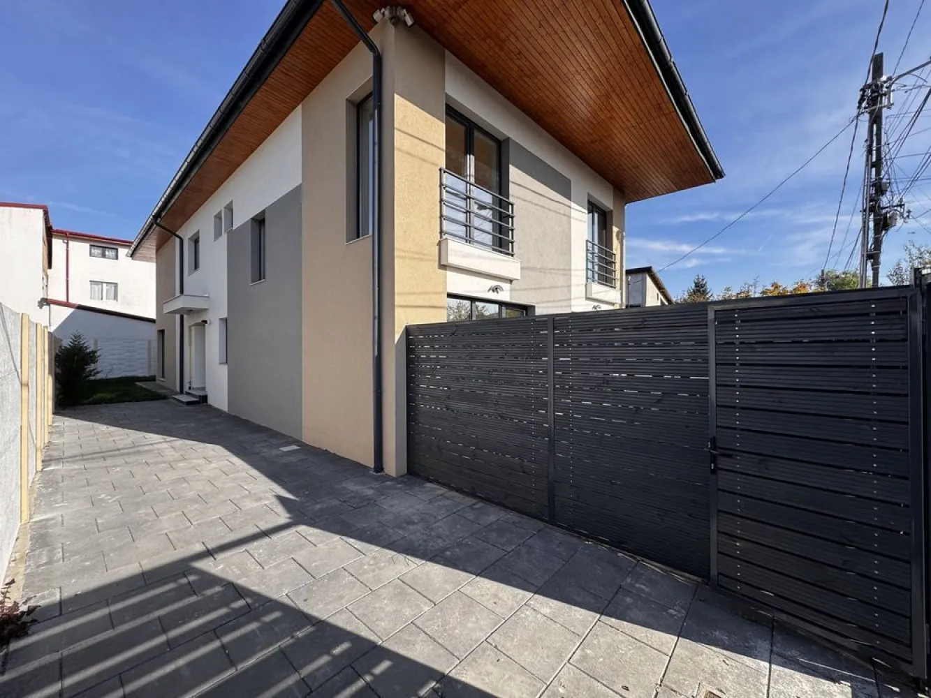 PROPRIETAR Casa Individuala P+1+M Noua la cheie /Doi cocosi Straulesti - Proprietar vând casă individuală duplex 4 camere + pod de depozitare 17mp utili 

** Toate actele la zi pentru perfectarea actelor 

vânzare-cumpărare** 

CASA CONSTRUITĂ PREMIUM CU CELE MAI BUNE MATERIALE DE CONSTRUCȚIE 

Casă dispune de 2 locuri de parcare 

Toate utilitățile la zi , Apă , gaze , electricitate curent triplu trifazic 380

STRUCTURA BETON
CARAMIDA POROTHERM 

** parter , baie de serviciu ,bucătărie mare luminoasă cu geam mare de aerisire
linving mare spațios și luminos cu geamuri mari + acces la terasă exterioară 

** Etaj 3 dormitoare + 2 bai mari luminoase cu geamuri mari de aerisire

** pod de depozitare de 17mp utili cu scară retractabilă

** încălzire in pardoseala pe fiecare etaj Romstal 

**Tamplarie Veka cea mai înaltă calitate 

** izolație exterior polistiren Grafitat clasa 1 

** sistem de supraveghere video 

** Usi interior Pinum 

** prize Gewis 

** marmura casa scari cea mai înaltă calitate 

** granit interior exterior 

** vopsea Kaparol 

** tabla exterior viking 0,5 

** gresie faianță Marazzi 

** parchet triplu stratificat de 14 

Pentru mai multe detalii sunați la nr de tel : 07********18 

** LA 3 minute de mers pe jos Ldl , Kaufland etc... 

Zona doi cocoși straulesti /Bucuresti noi/ 

Rog seriozitate! 
Nu deranjați inutil 

EXCLUS AGENȚIILE IMOBILIARE , nu deranjați !