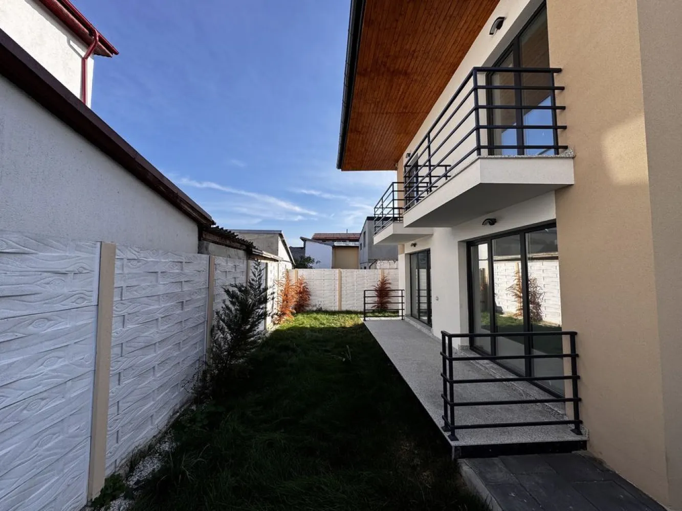 PROPRIETAR Casa Individuala P+1+M Noua la cheie /Doi cocosi Straulesti - Proprietar vând casă individuală duplex 4 camere + pod de depozitare 17mp utili 

** Toate actele la zi pentru perfectarea actelor 

vânzare-cumpărare** 

CASA CONSTRUITĂ PREMIUM CU CELE MAI BUNE MATERIALE DE CONSTRUCȚIE 

Casă dispune de 2 locuri de parcare 

Toate utilitățile la zi , Apă , gaze , electricitate curent triplu trifazic 380

STRUCTURA BETON
CARAMIDA POROTHERM 

** parter , baie de serviciu ,bucătărie mare luminoasă cu geam mare de aerisire
linving mare spațios și luminos cu geamuri mari + acces la terasă exterioară 

** Etaj 3 dormitoare + 2 bai mari luminoase cu geamuri mari de aerisire

** pod de depozitare de 17mp utili cu scară retractabilă

** încălzire in pardoseala pe fiecare etaj Romstal 

**Tamplarie Veka cea mai înaltă calitate 

** izolație exterior polistiren Grafitat clasa 1 

** sistem de supraveghere video 

** Usi interior Pinum 

** prize Gewis 

** marmura casa scari cea mai înaltă calitate 

** granit interior exterior 

** vopsea Kaparol 

** tabla exterior viking 0,5 

** gresie faianță Marazzi 

** parchet triplu stratificat de 14 

Pentru mai multe detalii sunați la nr de tel : 07********18 

** LA 3 minute de mers pe jos Ldl , Kaufland etc... 

Zona doi cocoși straulesti /Bucuresti noi/ 

Rog seriozitate! 
Nu deranjați inutil 

EXCLUS AGENȚIILE IMOBILIARE , nu deranjați !