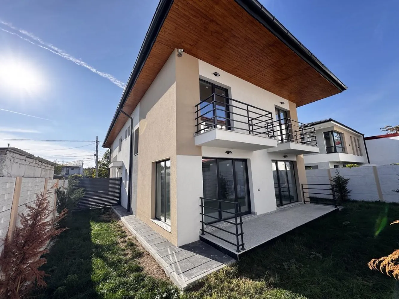 PROPRIETAR Casa Individuala P+1+M Noua la cheie /Doi cocosi Straulesti - Proprietar vând casă individuală duplex 4 camere + pod de depozitare 17mp utili 

** Toate actele la zi pentru perfectarea actelor 

vânzare-cumpărare** 

CASA CONSTRUITĂ PREMIUM CU CELE MAI BUNE MATERIALE DE CONSTRUCȚIE 

Casă dispune de 2 locuri de parcare 

Toate utilitățile la zi , Apă , gaze , electricitate curent triplu trifazic 380

STRUCTURA BETON
CARAMIDA POROTHERM 

** parter , baie de serviciu ,bucătărie mare luminoasă cu geam mare de aerisire
linving mare spațios și luminos cu geamuri mari + acces la terasă exterioară 

** Etaj 3 dormitoare + 2 bai mari luminoase cu geamuri mari de aerisire

** pod de depozitare de 17mp utili cu scară retractabilă

** încălzire in pardoseala pe fiecare etaj Romstal 

**Tamplarie Veka cea mai înaltă calitate 

** izolație exterior polistiren Grafitat clasa 1 

** sistem de supraveghere video 

** Usi interior Pinum 

** prize Gewis 

** marmura casa scari cea mai înaltă calitate 

** granit interior exterior 

** vopsea Kaparol 

** tabla exterior viking 0,5 

** gresie faianță Marazzi 

** parchet triplu stratificat de 14 

Pentru mai multe detalii sunați la nr de tel : 07********18 

** LA 3 minute de mers pe jos Ldl , Kaufland etc... 

Zona doi cocoși straulesti /Bucuresti noi/ 

Rog seriozitate! 
Nu deranjați inutil 

EXCLUS AGENȚIILE IMOBILIARE , nu deranjați !