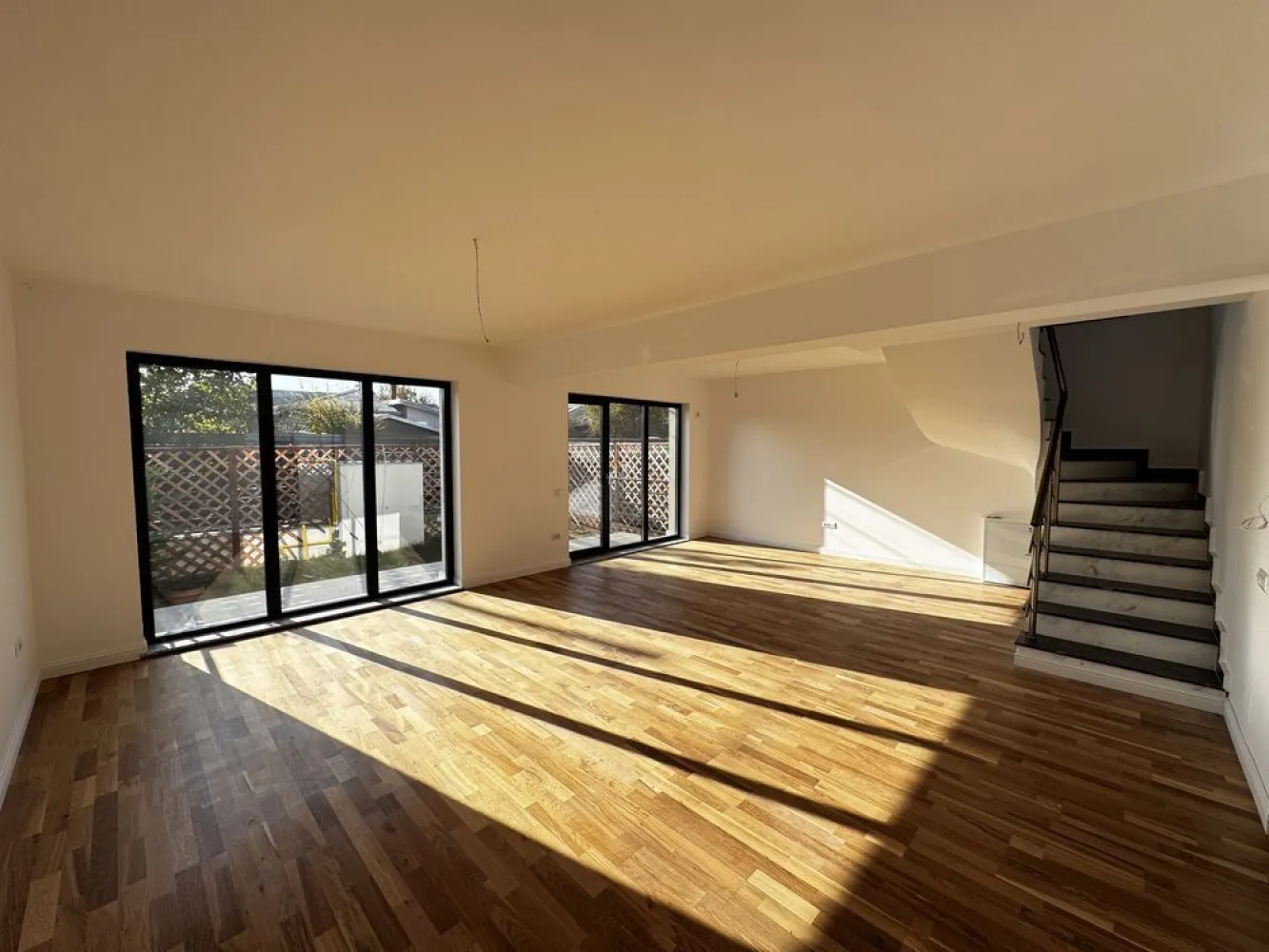 PROPRIETAR Casa Individuala P+1+M Noua la cheie /Doi cocosi Straulesti - Proprietar vând casă individuală duplex 4 camere + pod de depozitare 17mp utili 

** Toate actele la zi pentru perfectarea actelor 

vânzare-cumpărare** 

CASA CONSTRUITĂ PREMIUM CU CELE MAI BUNE MATERIALE DE CONSTRUCȚIE 

Casă dispune de 2 locuri de parcare 

Toate utilitățile la zi , Apă , gaze , electricitate curent triplu trifazic 380

STRUCTURA BETON
CARAMIDA POROTHERM 

** parter , baie de serviciu ,bucătărie mare luminoasă cu geam mare de aerisire
linving mare spațios și luminos cu geamuri mari + acces la terasă exterioară 

** Etaj 3 dormitoare + 2 bai mari luminoase cu geamuri mari de aerisire

** pod de depozitare de 17mp utili cu scară retractabilă

** încălzire in pardoseala pe fiecare etaj Romstal 

**Tamplarie Veka cea mai înaltă calitate 

** izolație exterior polistiren Grafitat clasa 1 

** sistem de supraveghere video 

** Usi interior Pinum 

** prize Gewis 

** marmura casa scari cea mai înaltă calitate 

** granit interior exterior 

** vopsea Kaparol 

** tabla exterior viking 0,5 

** gresie faianță Marazzi 

** parchet triplu stratificat de 14 

Pentru mai multe detalii sunați la nr de tel : 07********18 

** LA 3 minute de mers pe jos Ldl , Kaufland etc... 

Zona doi cocoși straulesti /Bucuresti noi/ 

Rog seriozitate! 
Nu deranjați inutil 

EXCLUS AGENȚIILE IMOBILIARE , nu deranjați !