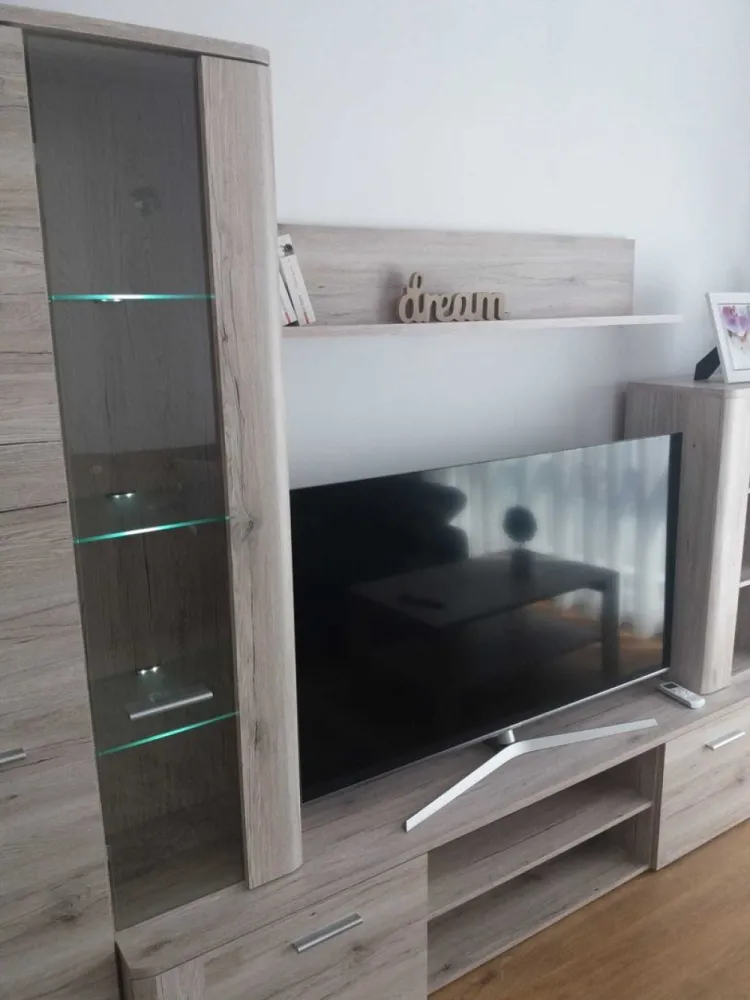 Apartament 3 camere Parc Carol ISG Rezidence - Apartament 3 camere Parc Carol ISG Rezidence , decomandat 80 mp an 2020 plus loc de parcare suprateran aflat in proprietate cu supraveghere video , apartamentul se vinde complet mobilat si utiliat cu electronice : centrala proprie , masina de spalat , 3 televizoare , 3 aere conditionate , hota , aragaz , cuptor , este situat in apropierea parcului Carol , In apropiere se afla unitati de invatamant , Colegiul eonomic Viilor , monetaria statului , magazine , mijloace transport in comun .