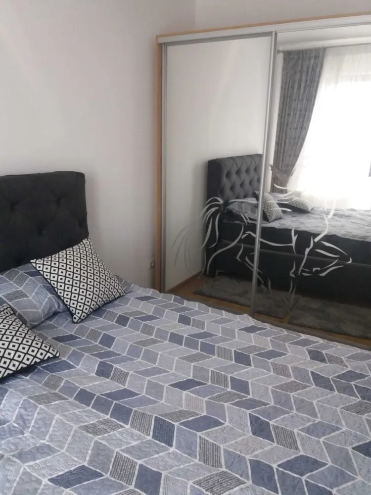 Apartament 3 camere Parc Carol ISG Rezidence - Apartament 3 camere Parc Carol ISG Rezidence , decomandat 80 mp an 2020 plus loc de parcare suprateran aflat in proprietate cu supraveghere video , apartamentul se vinde complet mobilat si utiliat cu electronice : centrala proprie , masina de spalat , 3 televizoare , 3 aere conditionate , hota , aragaz , cuptor , este situat in apropierea parcului Carol , In apropiere se afla unitati de invatamant , Colegiul eonomic Viilor , monetaria statului , magazine , mijloace transport in comun .