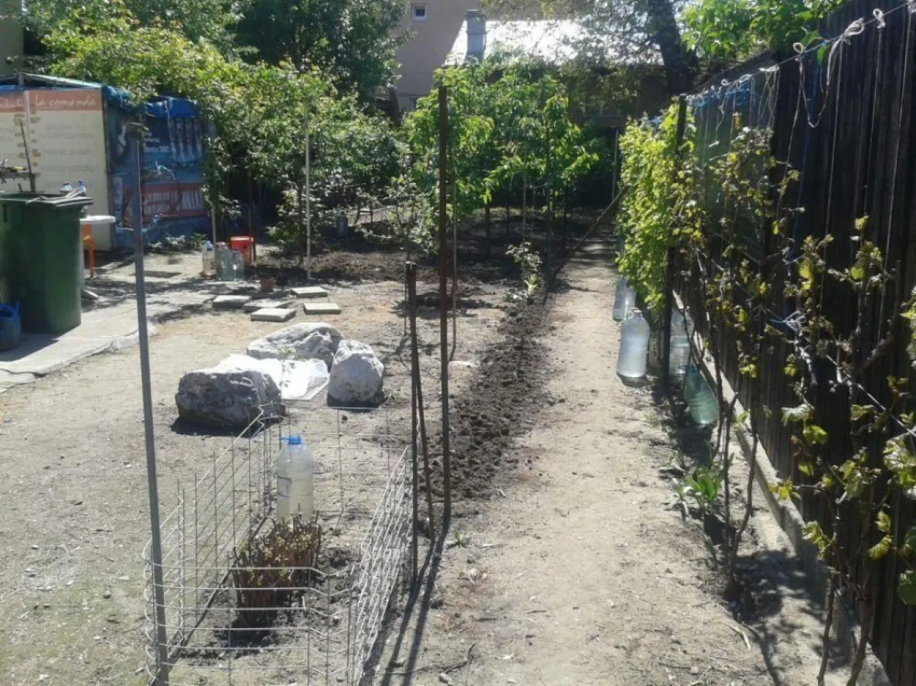 Vand casa cu teren sos.Viilor,parc Carol,Filaret - Vand casa cu teren și spațiu comercial stradal pe sos.Viilor, construcție cărămidă cu placa beton, 90mp,stil vagon, deschidere 10,6ml.toate utilitățile, teren 325mp.parc Carol la 3min. necesita renovare