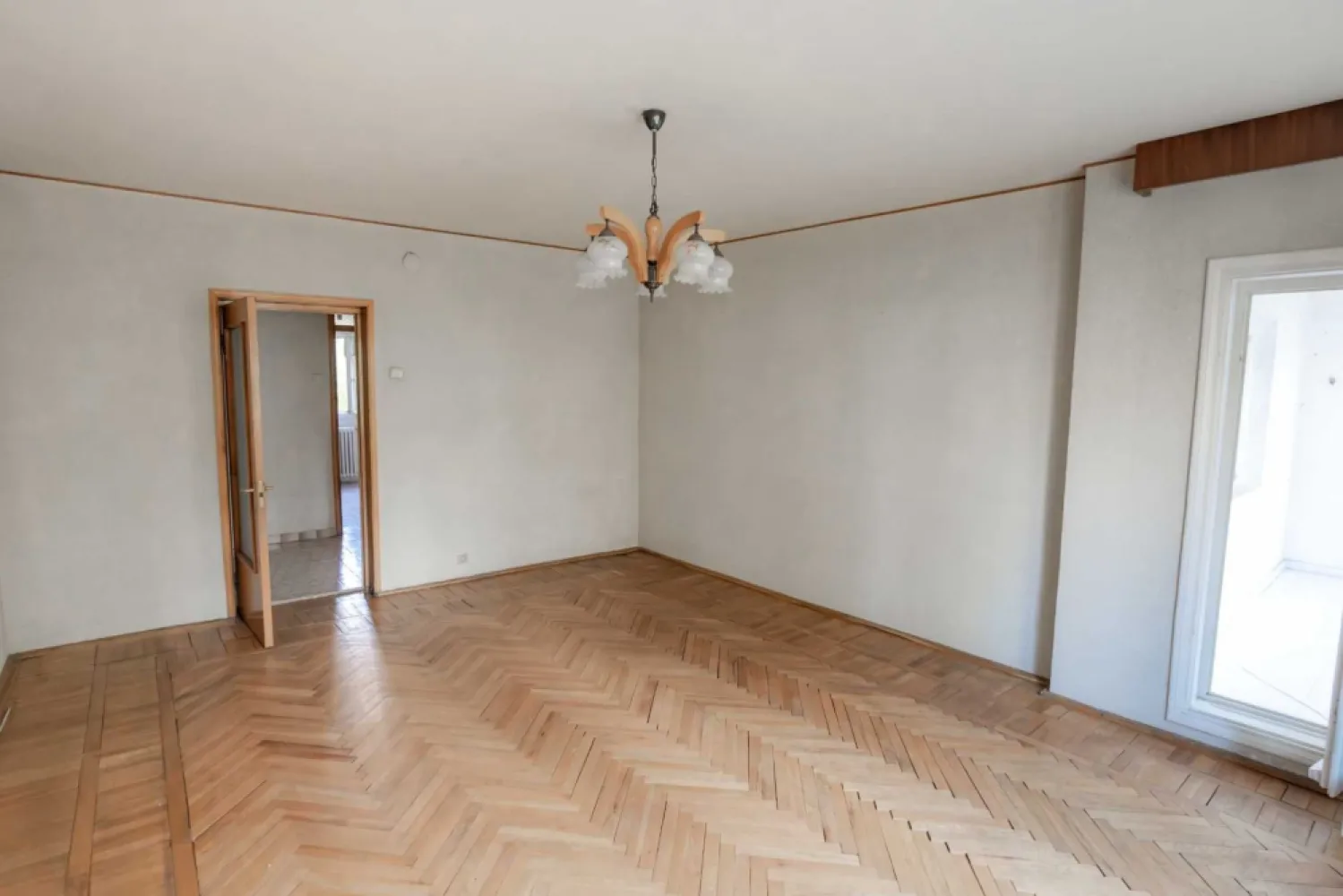 Vand apartament Piata Muncii, Calea Calarasilor, Decebal - Proprietar, vand apartament de 3 camere situat la etajul 3/8. Apartamentul se afla pe Calea calarasilor 244 iar intrarea in bloc se face din Strada Arenei, intre Calea Calarasilor si bulevadrul Decebal. 
Este situat in apropierea statiei de metrou Piata Muncii si are acces facil la mijloacele de transport in comun si punctele de interes ale zonei.
Anul construirii : 1990
Suprafata utila : 72 mp
Logie : 5 mp
Suprafata totala : 77mp
Apartamentul este golit de tot ce inseamna mobilier ( pregatit pentru renovarea dupa bunul gust la viitorului cumparator ). 
Toate actele la zi. 
Pret : 184.900 Euro, negociabil

Pentru mai multe detalii ( telefon, olx )