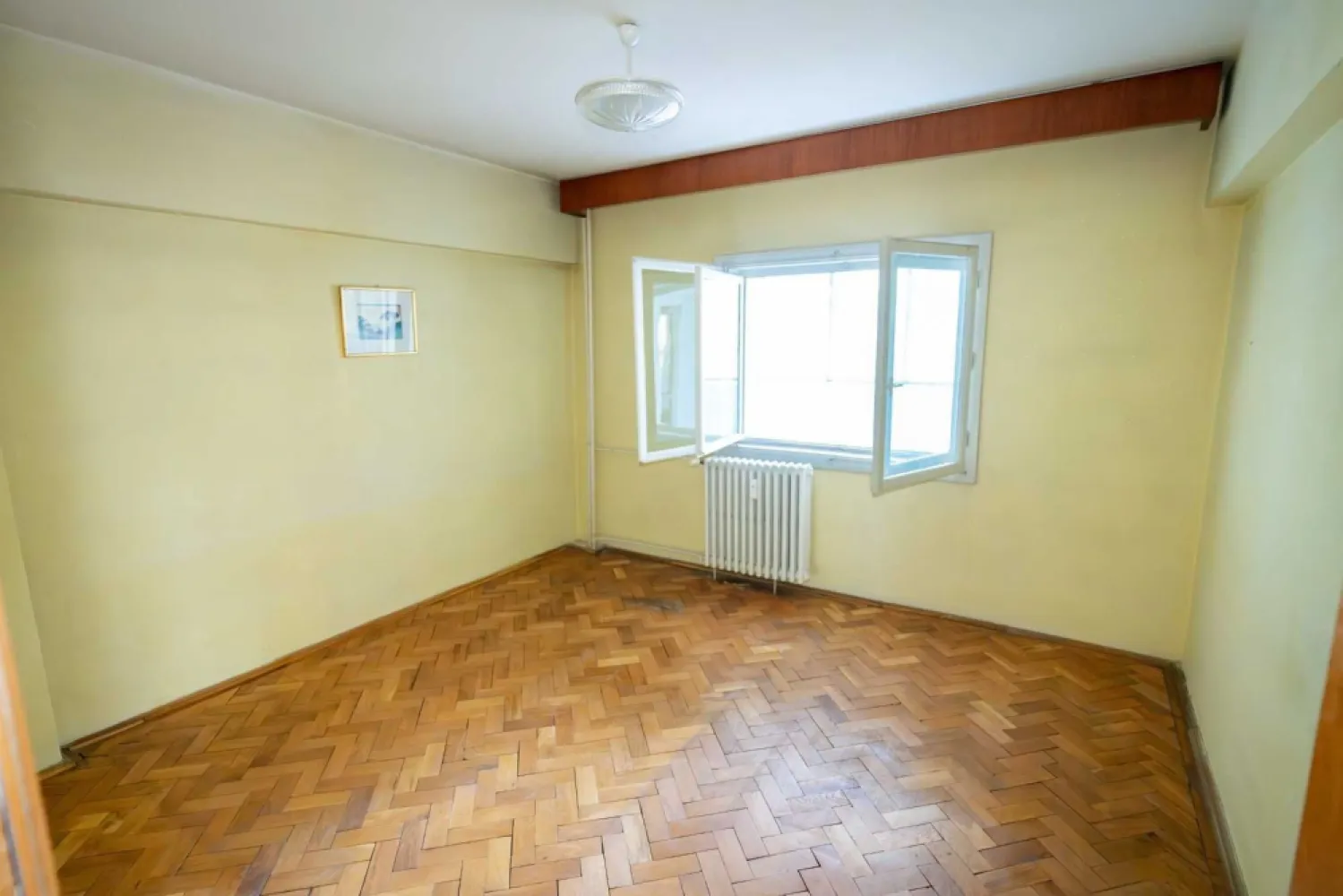 Vand apartament Piata Muncii, Calea Calarasilor, Decebal - Proprietar, vand apartament de 3 camere situat la etajul 3/8. Apartamentul se afla pe Calea calarasilor 244 iar intrarea in bloc se face din Strada Arenei, intre Calea Calarasilor si bulevadrul Decebal. 
Este situat in apropierea statiei de metrou Piata Muncii si are acces facil la mijloacele de transport in comun si punctele de interes ale zonei.
Anul construirii : 1990
Suprafata utila : 72 mp
Logie : 5 mp
Suprafata totala : 77mp
Apartamentul este golit de tot ce inseamna mobilier ( pregatit pentru renovarea dupa bunul gust la viitorului cumparator ). 
Toate actele la zi. 
Pret : 184.900 Euro, negociabil

Pentru mai multe detalii ( telefon, olx )