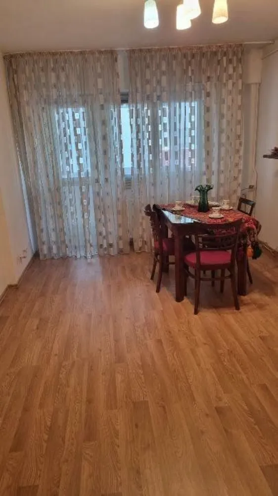 Apartament 3 camere, Clucerului - Apartament în sector 1, poziţionat excelent în apropierea parcurilor Herăstrău (15min pe jos) şi Kiseleff (10 min. pe jos), a şcolii gimnaziale Pia Bratianu, nr.17 (2 min pe jos), Mega Image (vis-a-vis de bloc).

Bloc cu o singura scară, izolat termic, cu faţada şi acoperişul reablitate, deasemenea liftul a fost recondiţionat de curând, interfon. Vecinii sunt o comunitate de oameni liniştiti, civilizati. An de construcţie 1977.

Apartamentul are o suprafaţă totala de 76 m2 în care intra: 

âœ…ď¸3 camere
âœ…ď¸o baie cu aerisire naturala
âœ…ď¸o bucătărie 
âœ…ď¸un vestibul 
âœ…ď¸o debara
âœ…ď¸doua balcoane - dintre care unul foarte mare, de 10 m2, ambele închise cu geamuri termopane. 

Apartamentul necesita renovare pentru a-şi atinge potenţialul maxim. Ideal locuinta daca iti doresti un apartment special, frumos si bine pozitionat, cu liniste, luminos, spatios, civilizat, în apropierea bvd. Ion Mihalache. 

Fiind situat intr-o zona centrala, acest apartament beneficiaza de acces rapid la toate facilitatile orasului, mijloace de transport în comun şi parcuri. Desi necesita renovare, apartamentul ofera un potential deosebit, ideal pentru cineva care doreste sa-si personalizeze spatiul de locuit intr-o locatie de top.

Retras de la bulevardul principal, ferit de zgomotul tramvaielor şi al agitaţiei urbane, intr-o mica oază verde

Apartamentul este gol şi disponibil imediat. Sunt proprietar, nu trebuie să plătiţi comision, nu colaborez cu agenţii.