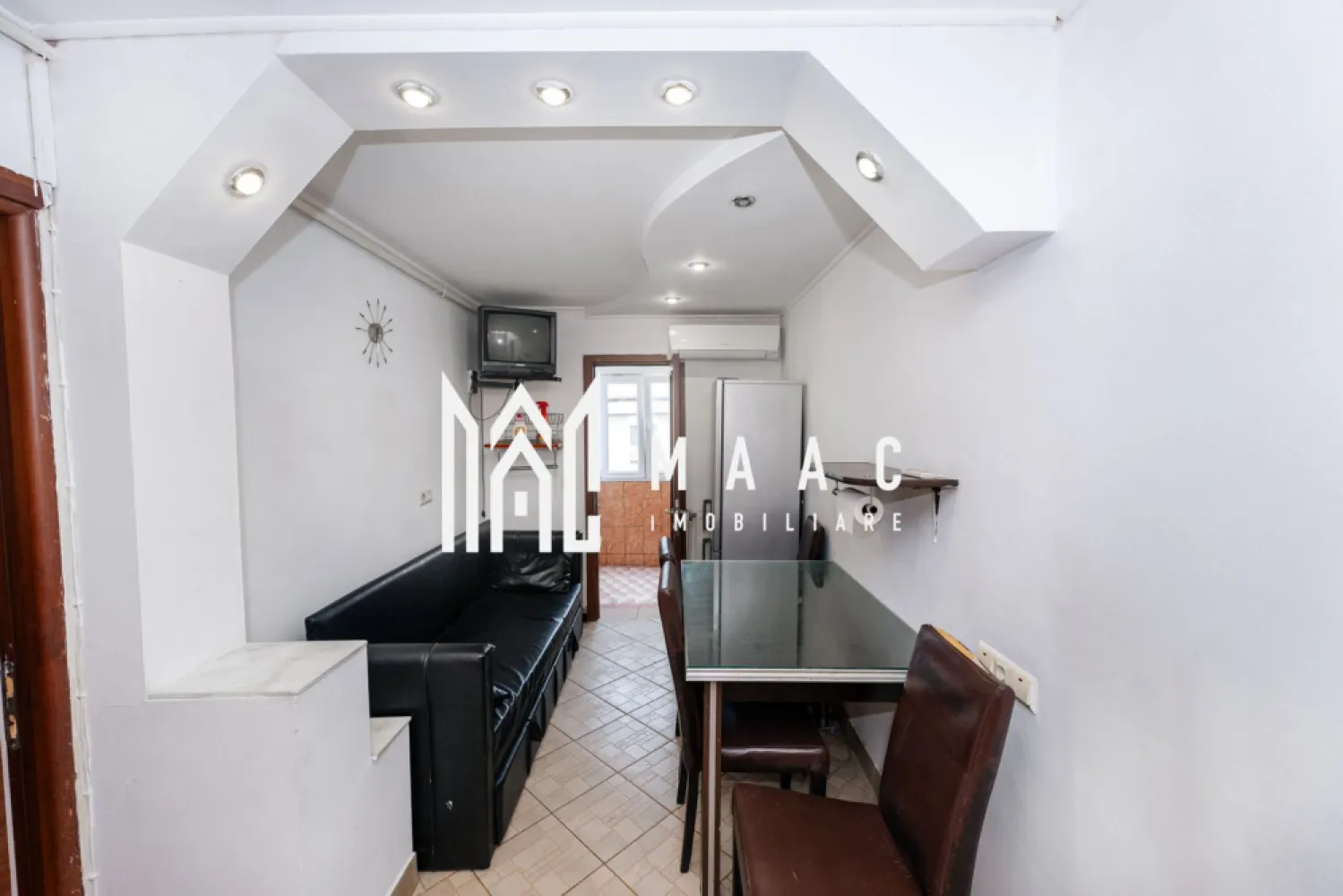 Apartament 2 Camere Decomandat | Ostroveni | 51 MP - 62.000 Euro | Apartament 2 Camere | Etaj 4/5 Ostroveni | 51MP MAAC Imobiliare va propune spre vanzare un apartament cu 2 camere aflat la etajul 4/5 pe strada Lucian Blaga ( Ostroveni). Acesta se vinde mobilat si utilat ca in fotografii, mobilat si utilat, si este disponibil pentru mutare imediata. In proximitate gasim o multitudine de locuri de parcare cu titlu gratuit, scoala Nr.9, piata Ostroveni, faleza Olt, Bulevardul Dem Radulescu. Apartamentul este decomandat total si este compus din: hol, living, bucatarie, baie, dormitor, balcon. Suprafata utila 46.5MP , Suprafata totala 51 MP id- CP2777146