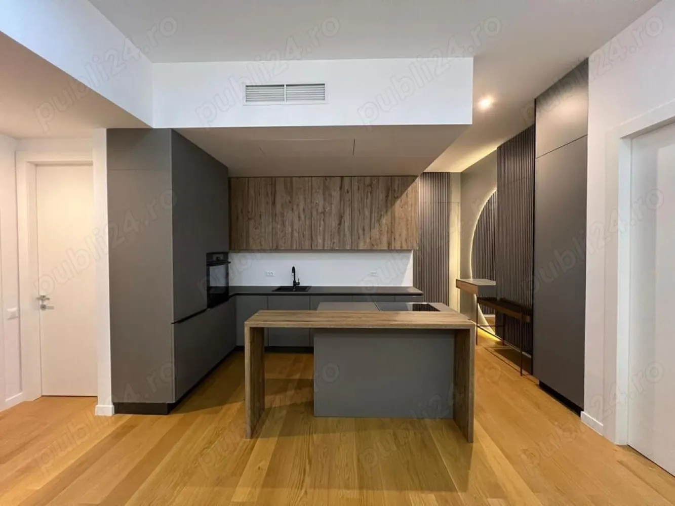 One Verdi Park 3 camere LUX - Apartament spatios si modern cu 3 camere, situat la etajul 8 al cladirii exclusiviste One Verdi Park. Cu o suprafata totala de 100,5 mp, acest apartament este ideal pentru cei care cauta confort si un stil de viata premium in inima Bucurestiului.

Detalii Apartament:

Suprafata totala construita: 100,5 mp
Dormitor principal: 18,2 mp - spatios si luminos, perfect pentru relaxare.
Dormitor secundar: 12,1 mp - ideal ca dormitor pentru oaspeti sau camera pentru copii.
Living Room: 27,3 mp - deschis, cu spatiu generos pentru petrecerea timpului in familie sau cu prietenii.
Bucatarie: 6,5 mp - complet utilata si moderna.
Bai: 2 bai (4,6 mp si 7,9 mp) - amenajate elegant si echipate cu obiecte sanitare de inalta calitate.
Hol: 5,2 mp
Balcon: 7,2 mp - oferind o vedere superba asupra orasului si spatiu pentru relaxare.

Pret nemobilat: 395.000 euro + tva

Pret loc parcare subsol -2 : 29.500 +tva

Pret mobilier: 35.000 +tva

Despre Cladire - One Verdi Park:

One Verdi Park este o cladire moderna, cu design arhitectural deosebit, oferind facilitati de top, printre care:

Securitate 24 7 si supraveghere video
Acces controlat si parcare subterana
Lifturi de ultima generatie
Spatii verzi si zone de relaxare
Sala de fitness si spa
Locuri de parcare disponibile

Localizare si Vecinatate:

Situat in zona Floreasca, One Verdi Park ofera acces rapid la tot ce inseamna confort urban:

Magazine si Supermarketuri: Carrefour, Mega Image, Lidl, in proximitate.
Restaurante si Cafenele: Zona ofera o varietate de optiuni culinare, de la restaurante elegante pana la cafenele si bistrouri moderne.
Parcuri si Zone Verzi: Parcul Verdi si Parcul Floreasca sunt la o distanta mica, oferind spatii pentru plimbari si activitati in aer liber.
Centru de Afaceri si Cladiri de Birouri: Zona Pipera si Floreasca Tower sunt aproape, ideale pentru cei care lucreaza in aceasta parte a orasului.
Transport Public: Statii de metrou si de autobuz usor accesibile, facilitand deplasarea rapida catre alte zone ale orasului.
Acest apartament reprezinta o oportunitate excelenta pentru cei care cauta un spatiu modern, bine compartimentat si situat intr-o zona de prestigiu a Bucurestiului.