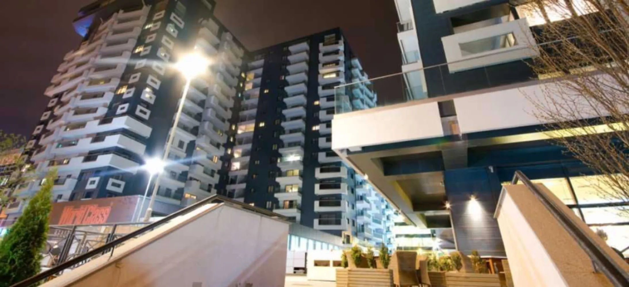 Oportunitate: Pipera Upground- 3 camere - Salut!

Daca citesti acest anunt este foarte posibil sa fi gasit ceea ce cauti: un apartament spatios (119 mp), intr-un complex modern din Pipera (Upground) in care se pune mult acces pe siguranta, cu acces rapid la mijloace de transport în comun (statia de metrou Pipera e la 5 minute de mers pe jos daca nu te grabesti), cu sala de sport (WorldClass cu piscina interioara si spa) , MegaImage, gradinita, restaurante, cafenele, farmacie, curatatorie si nelipsitele sucursale bancare la iesirea din scara blocului.
Pentru miscare si aer liber lacul Floreasca si lacul Tei sunt tot la cateva minute de mers pe jos.
De nevoie sau cu chef poti ajunge la Mall Promenda in 20 de minute, tot pe jos.

Cum pozele sunt mai relevante decat cuvintele, compatimentare, dotarile si calitatea ar trebuie sa reiasa de acolo.

Suna interesant?
Eu cred ca da!

La fel cum cred ca pretul oferit este cel putin atractiv (se poate compara usor cu alte oferte).

Asa ca astept sa ma contactezi pentru a-l vedea sau daca mi-au scapat detalii de care ai nevoie!

Inca ceva: nu colaborez cu agentii iar prețul este fix.

Asa ca astept sa ma contactezi pentru a-l vedea sau daca mi-au scapat detalii de care ai nevoie.

Daca dorești, este disponibil si un loc de parcare in garajul subteran, la un prețul de 18.000 euro

Multumesc!