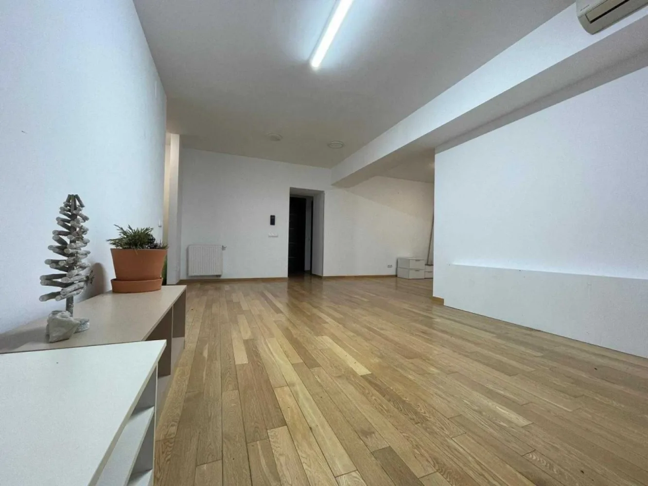 Oportunitate: Pipera Upground- 3 camere - Salut!

Daca citesti acest anunt este foarte posibil sa fi gasit ceea ce cauti: un apartament spatios (119 mp), intr-un complex modern din Pipera (Upground) in care se pune mult acces pe siguranta, cu acces rapid la mijloace de transport în comun (statia de metrou Pipera e la 5 minute de mers pe jos daca nu te grabesti), cu sala de sport (WorldClass cu piscina interioara si spa) , MegaImage, gradinita, restaurante, cafenele, farmacie, curatatorie si nelipsitele sucursale bancare la iesirea din scara blocului.
Pentru miscare si aer liber lacul Floreasca si lacul Tei sunt tot la cateva minute de mers pe jos.
De nevoie sau cu chef poti ajunge la Mall Promenda in 20 de minute, tot pe jos.

Cum pozele sunt mai relevante decat cuvintele, compatimentare, dotarile si calitatea ar trebuie sa reiasa de acolo.

Suna interesant?
Eu cred ca da!

La fel cum cred ca pretul oferit este cel putin atractiv (se poate compara usor cu alte oferte).

Asa ca astept sa ma contactezi pentru a-l vedea sau daca mi-au scapat detalii de care ai nevoie!

Inca ceva: nu colaborez cu agentii iar prețul este fix.

Asa ca astept sa ma contactezi pentru a-l vedea sau daca mi-au scapat detalii de care ai nevoie.

Daca dorești, este disponibil si un loc de parcare in garajul subteran, la un prețul de 18.000 euro

Multumesc!