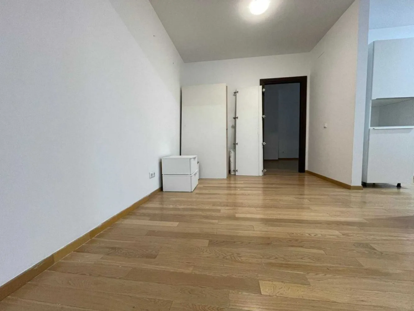 Oportunitate: Pipera Upground- 3 camere - Salut!

Daca citesti acest anunt este foarte posibil sa fi gasit ceea ce cauti: un apartament spatios (119 mp), intr-un complex modern din Pipera (Upground) in care se pune mult acces pe siguranta, cu acces rapid la mijloace de transport în comun (statia de metrou Pipera e la 5 minute de mers pe jos daca nu te grabesti), cu sala de sport (WorldClass cu piscina interioara si spa) , MegaImage, gradinita, restaurante, cafenele, farmacie, curatatorie si nelipsitele sucursale bancare la iesirea din scara blocului.
Pentru miscare si aer liber lacul Floreasca si lacul Tei sunt tot la cateva minute de mers pe jos.
De nevoie sau cu chef poti ajunge la Mall Promenda in 20 de minute, tot pe jos.

Cum pozele sunt mai relevante decat cuvintele, compatimentare, dotarile si calitatea ar trebuie sa reiasa de acolo.

Suna interesant?
Eu cred ca da!

La fel cum cred ca pretul oferit este cel putin atractiv (se poate compara usor cu alte oferte).

Asa ca astept sa ma contactezi pentru a-l vedea sau daca mi-au scapat detalii de care ai nevoie!

Inca ceva: nu colaborez cu agentii iar prețul este fix.

Asa ca astept sa ma contactezi pentru a-l vedea sau daca mi-au scapat detalii de care ai nevoie.

Daca dorești, este disponibil si un loc de parcare in garajul subteran, la un prețul de 18.000 euro

Multumesc!