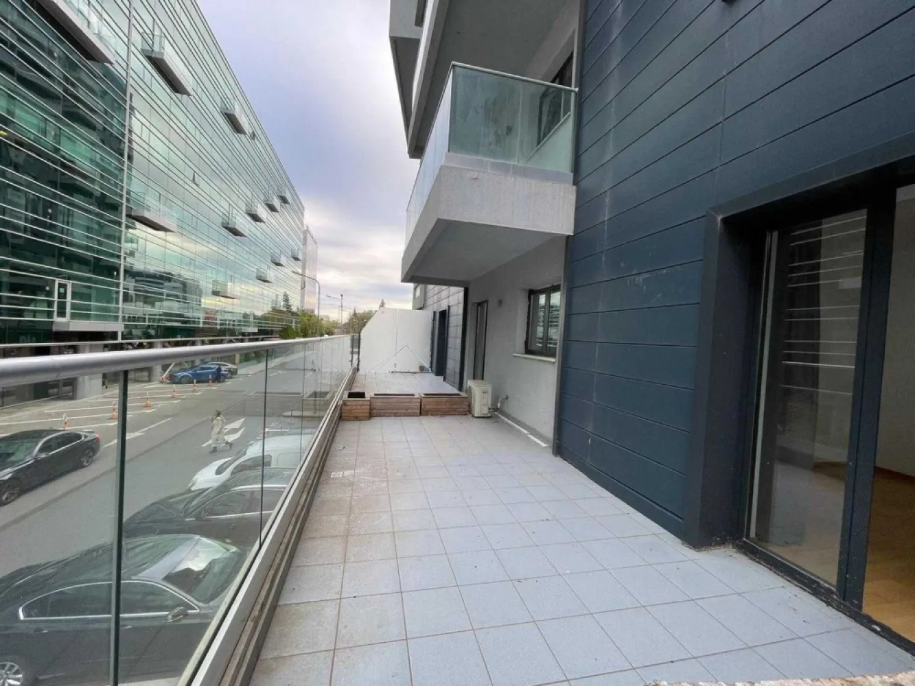 Oportunitate: Pipera Upground- 3 camere - Salut!

Daca citesti acest anunt este foarte posibil sa fi gasit ceea ce cauti: un apartament spatios (119 mp), intr-un complex modern din Pipera (Upground) in care se pune mult acces pe siguranta, cu acces rapid la mijloace de transport în comun (statia de metrou Pipera e la 5 minute de mers pe jos daca nu te grabesti), cu sala de sport (WorldClass cu piscina interioara si spa) , MegaImage, gradinita, restaurante, cafenele, farmacie, curatatorie si nelipsitele sucursale bancare la iesirea din scara blocului.
Pentru miscare si aer liber lacul Floreasca si lacul Tei sunt tot la cateva minute de mers pe jos.
De nevoie sau cu chef poti ajunge la Mall Promenda in 20 de minute, tot pe jos.

Cum pozele sunt mai relevante decat cuvintele, compatimentare, dotarile si calitatea ar trebuie sa reiasa de acolo.

Suna interesant?
Eu cred ca da!

La fel cum cred ca pretul oferit este cel putin atractiv (se poate compara usor cu alte oferte).

Asa ca astept sa ma contactezi pentru a-l vedea sau daca mi-au scapat detalii de care ai nevoie!

Inca ceva: nu colaborez cu agentii iar prețul este fix.

Asa ca astept sa ma contactezi pentru a-l vedea sau daca mi-au scapat detalii de care ai nevoie.

Daca dorești, este disponibil si un loc de parcare in garajul subteran, la un prețul de 18.000 euro

Multumesc!