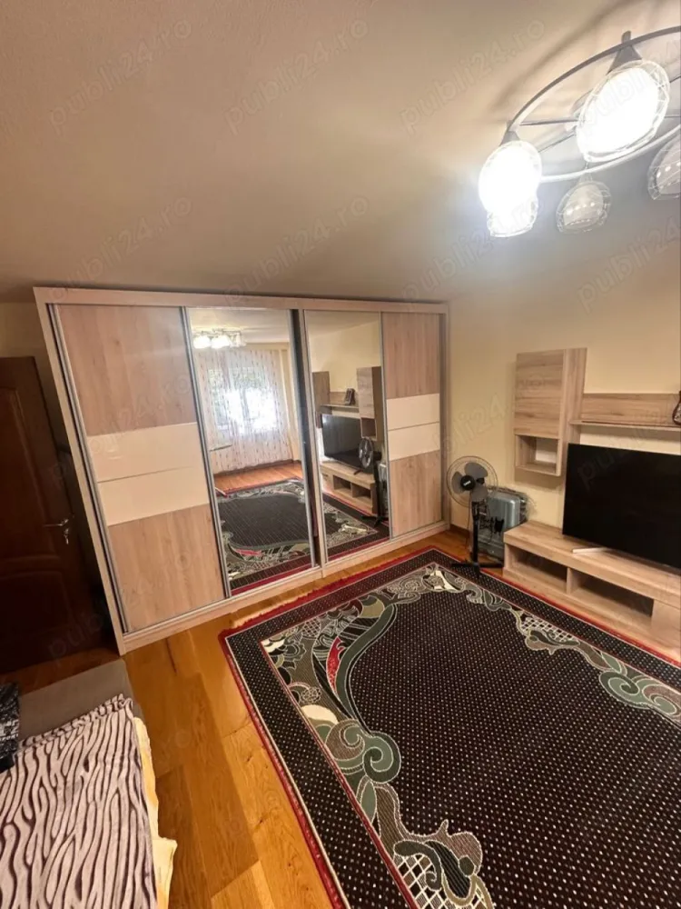 Apartament 3 Camere - Vanzare apartament 3 camere, DIRECT PROPRIETAR situat in zona Lujerului , strada Dealul Tugulea.
Imobilul este construit in 1989 si se afla langa PIATA LUJERULUI, fiind o zona linistita cu acces rapid catre principalele puncte de interes ale capitalei. 
Apartamentul are o suprafata de aproximativ 73.42MP la care se adaugă un balcon de 4.91MP. Acesta se afla la etajul 1dintr-un bloc de 4etaje, este decomandat și renovat complet în 2022.
Instalația electrica cupru și sanitară sunt schimbate odată cu renovarea apartamentului, la fel și caloriferele, iar apometrele sunt cu citire la distanță. Apartamentul dispune de CENTRALĂ TERMICA proprie. Se predă complet mobilat, aceasta fiind nou schimbată odată cu modernizarea apartamentului.
In apropiata vecinatate a apartamentului se afla: Plaza Romania - 6 min, Kaufland, Lidl, Prosper Plaza, gradinite, scoli, licee, restaurante, farmacii, sala de sport si alte centre comerciale.
Loc de parcare obtinere ADP.

Caracteristici principale:

Apartament 3 camere decomandat, 74 MP UTILI 78 TOTAL
Etaj 1 4 bloc construit în 1989(reabilitat termic)
2 băi, una cu geam, parchet Lemn Masiv
Centrala termică proprie 
Debarale pentru depozitare
Recent renovat 2022 (dormitoare, băi, instalații sanitare și electrice)
Uși noi, Țeavă de gaz pentru racordare centrală
Certificat Energetic clasa A
Mobilat și utilat complet
Zonă liniștită cu acces facil la magazine, școli, grădinițe
Aproape de Lujerului și LACUL MORII, spitale și transport public (tramvaiul 41 și metrou Lujerului)
Acest apartament este o oportunitate excelentă pentru cei care își doresc o locuință spațioasă și modernă într-o zonă bine conectată și plină de facilități urbane. 
Contact telefonic : preferabil WhatsApp