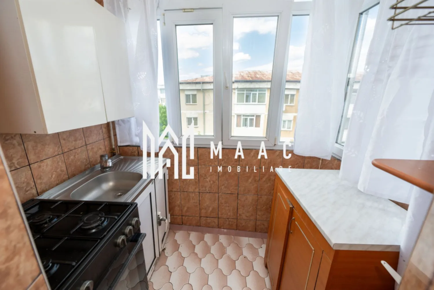 Apartament 2 Camere Decomandat | Ostroveni | 51 MP - 62.000 Euro | Apartament 2 Camere | Etaj 4/5 Ostroveni | 51MP MAAC Imobiliare va propune spre vanzare un apartament cu 2 camere aflat la etajul 4/5 pe strada Lucian Blaga ( Ostroveni). Acesta se vinde mobilat si utilat ca in fotografii, mobilat si utilat, si este disponibil pentru mutare imediata. In proximitate gasim o multitudine de locuri de parcare cu titlu gratuit, scoala Nr.9, piata Ostroveni, faleza Olt, Bulevardul Dem Radulescu. Apartamentul este decomandat total si este compus din: hol, living, bucatarie, baie, dormitor, balcon. Suprafata utila 46.5MP , Suprafata totala 51 MP id- CP2777146